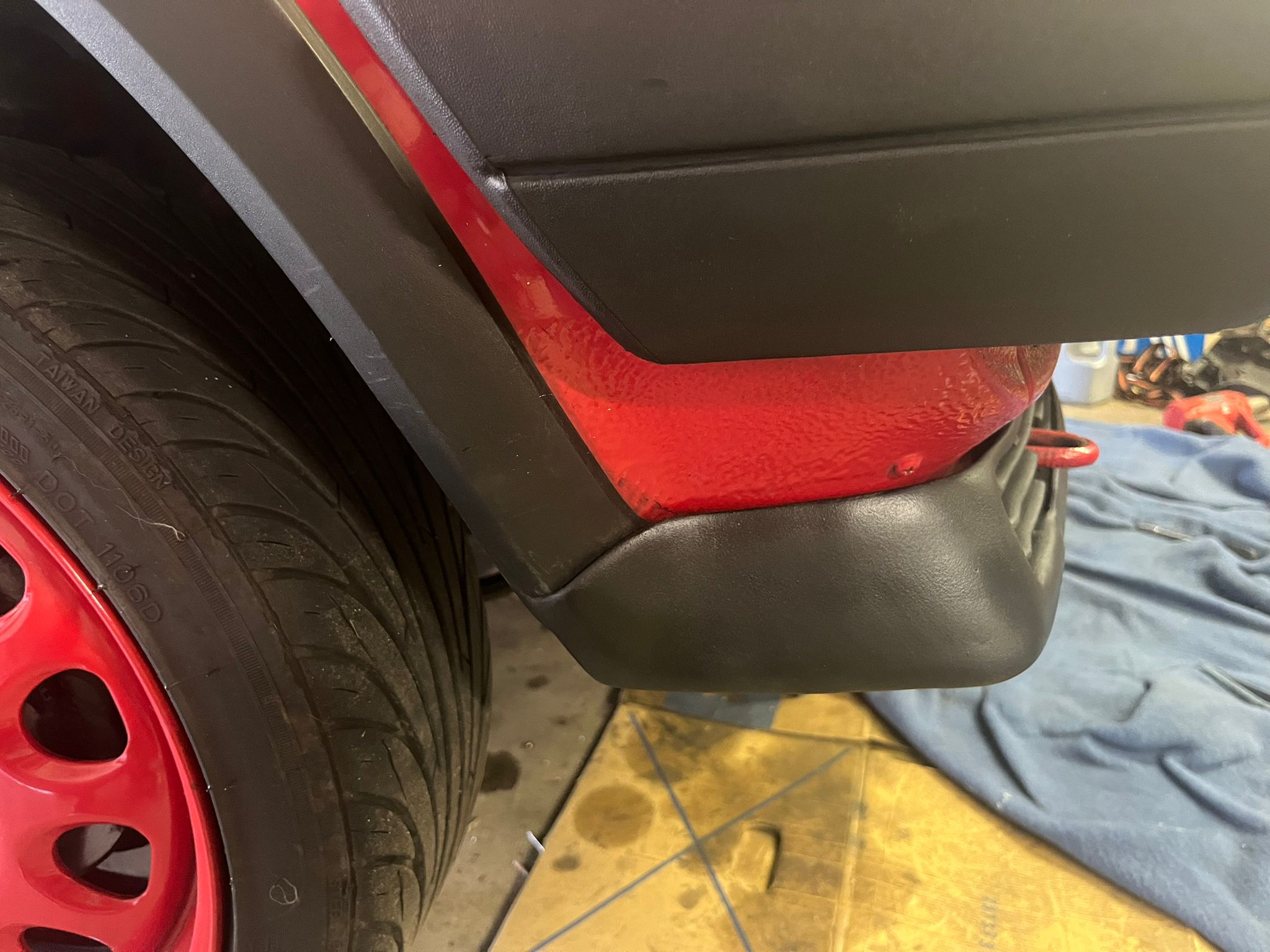 Polo II G40 original Frontspoiler als Nachbau mit Schrauben Nieten und Clips