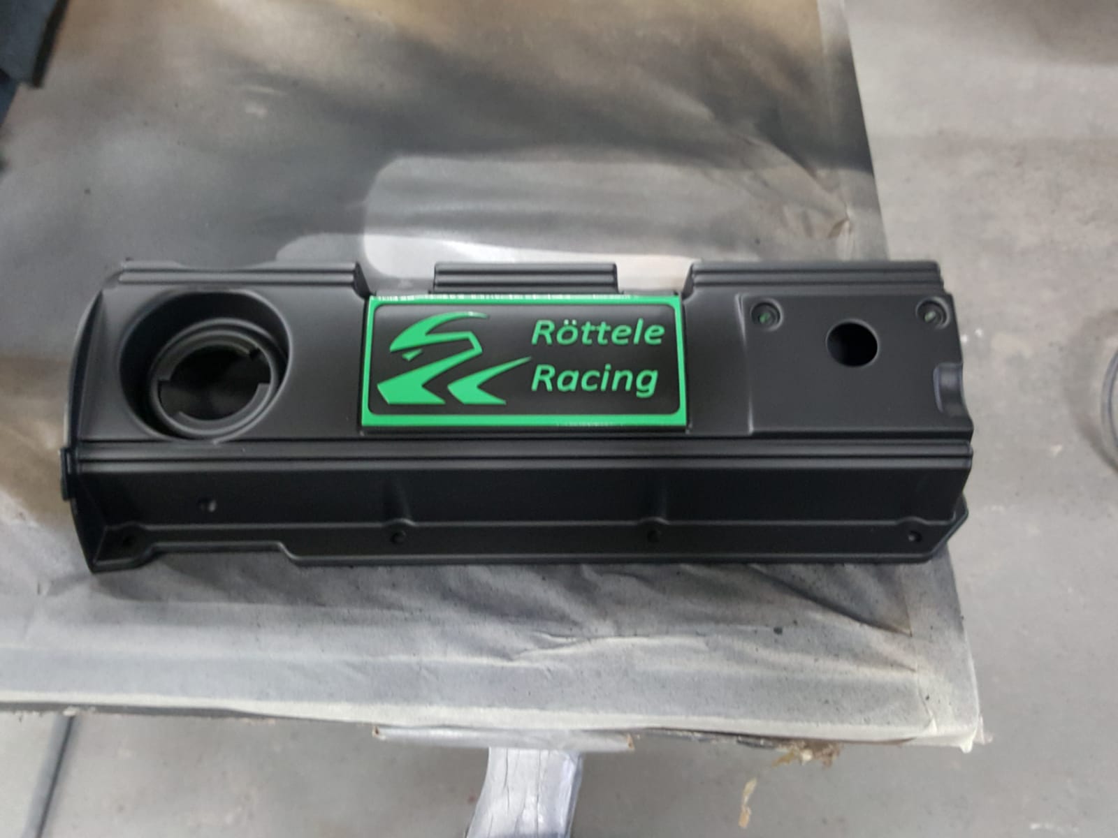 Ventildeckel Golf Corrado Passat G60 mit unserem Logo in den Farben Blau, Rot, Gelb Röttele Racing