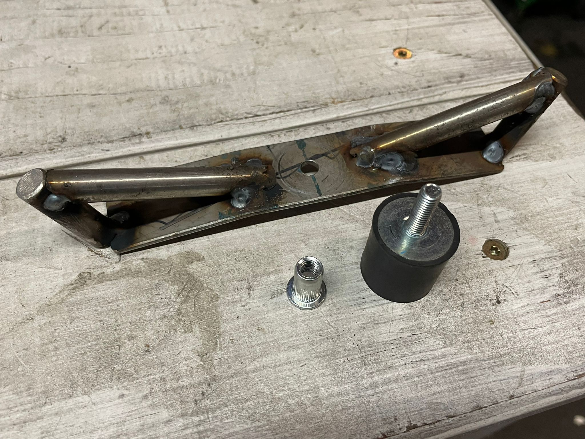 Auspuffhalterungsverstärkung an der Karosserie für Polo 86c und 2F ohne den Auspuffgummi Ohren