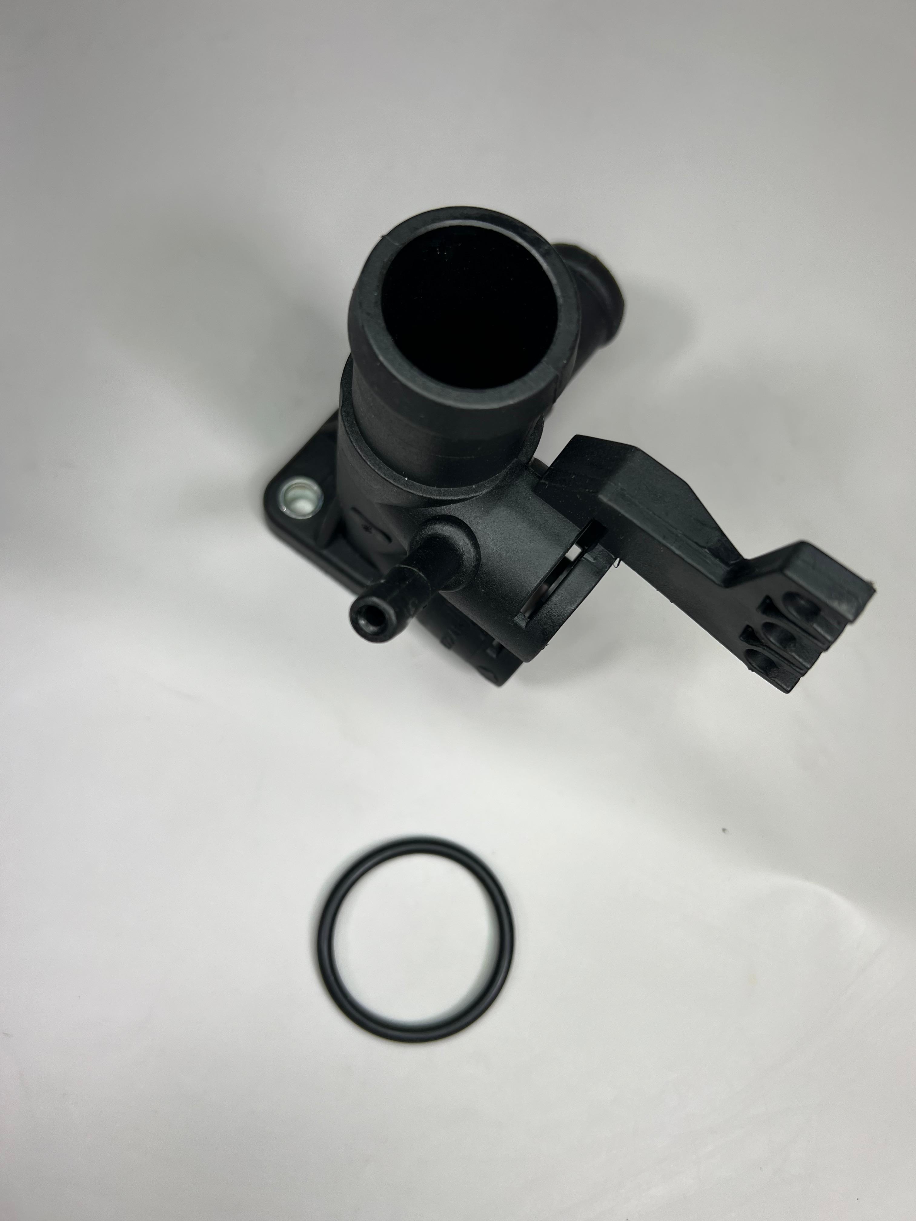 G60 Wasserflansch aus Kunststoff vorne am Zylinderkopf mit zusätzlicher Entlüftung