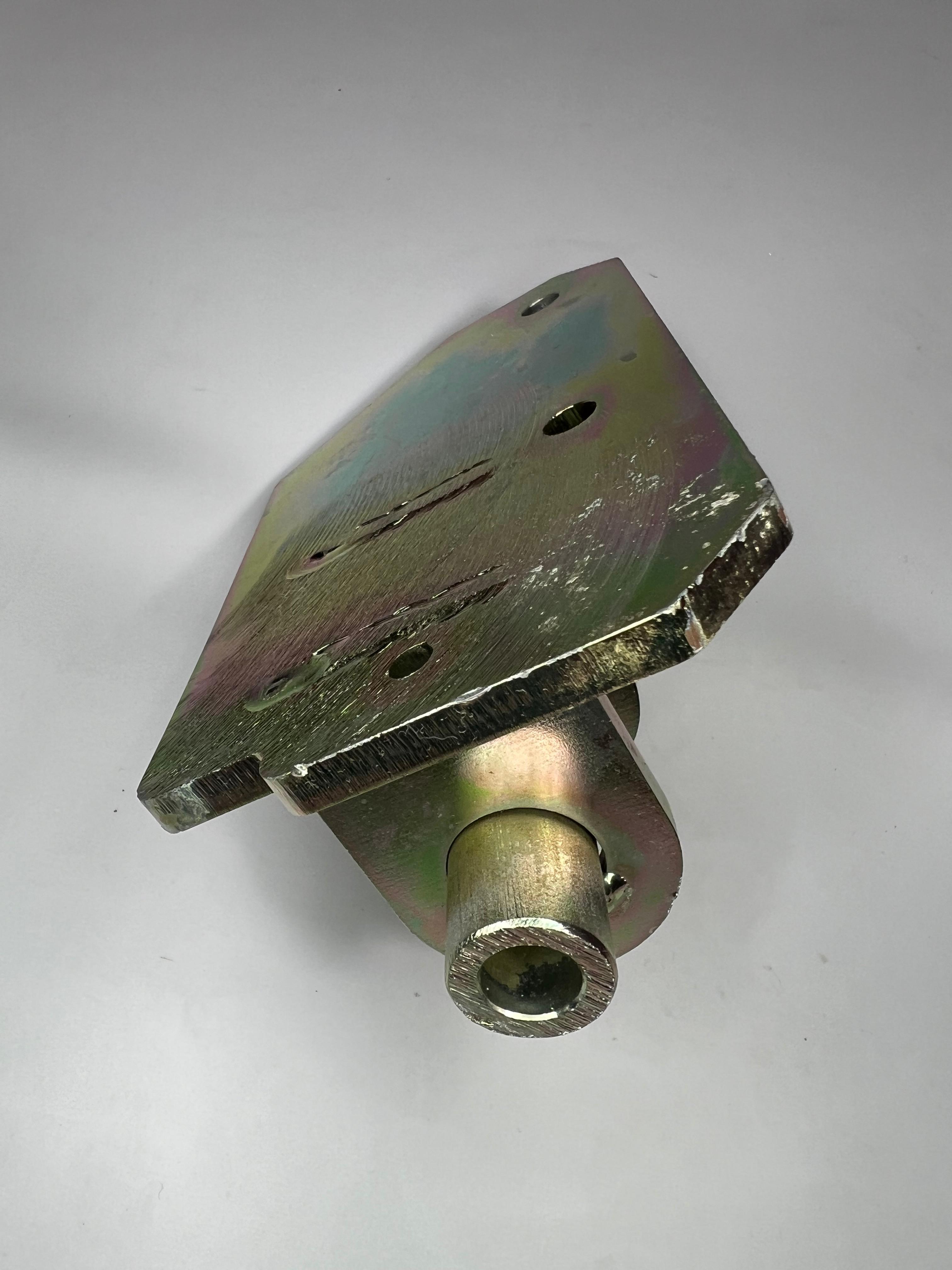 Generatorhalter Lichtmaschinenhalter für die 16VG60 Motoren in der Farbe schwarz