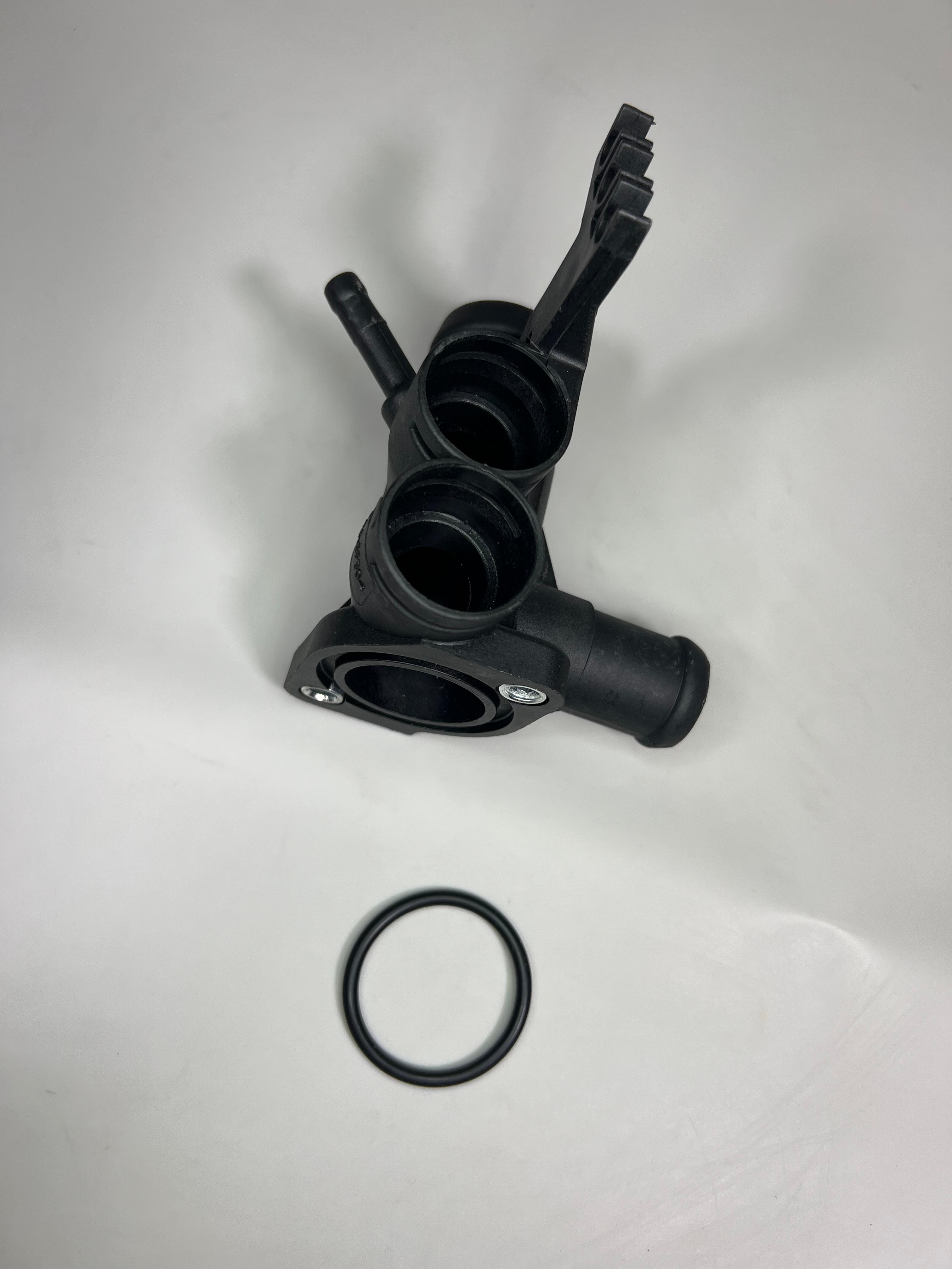 G60 Wasserflansch aus Kunststoff vorne am Zylinderkopf mit zusätzlicher Entlüftung