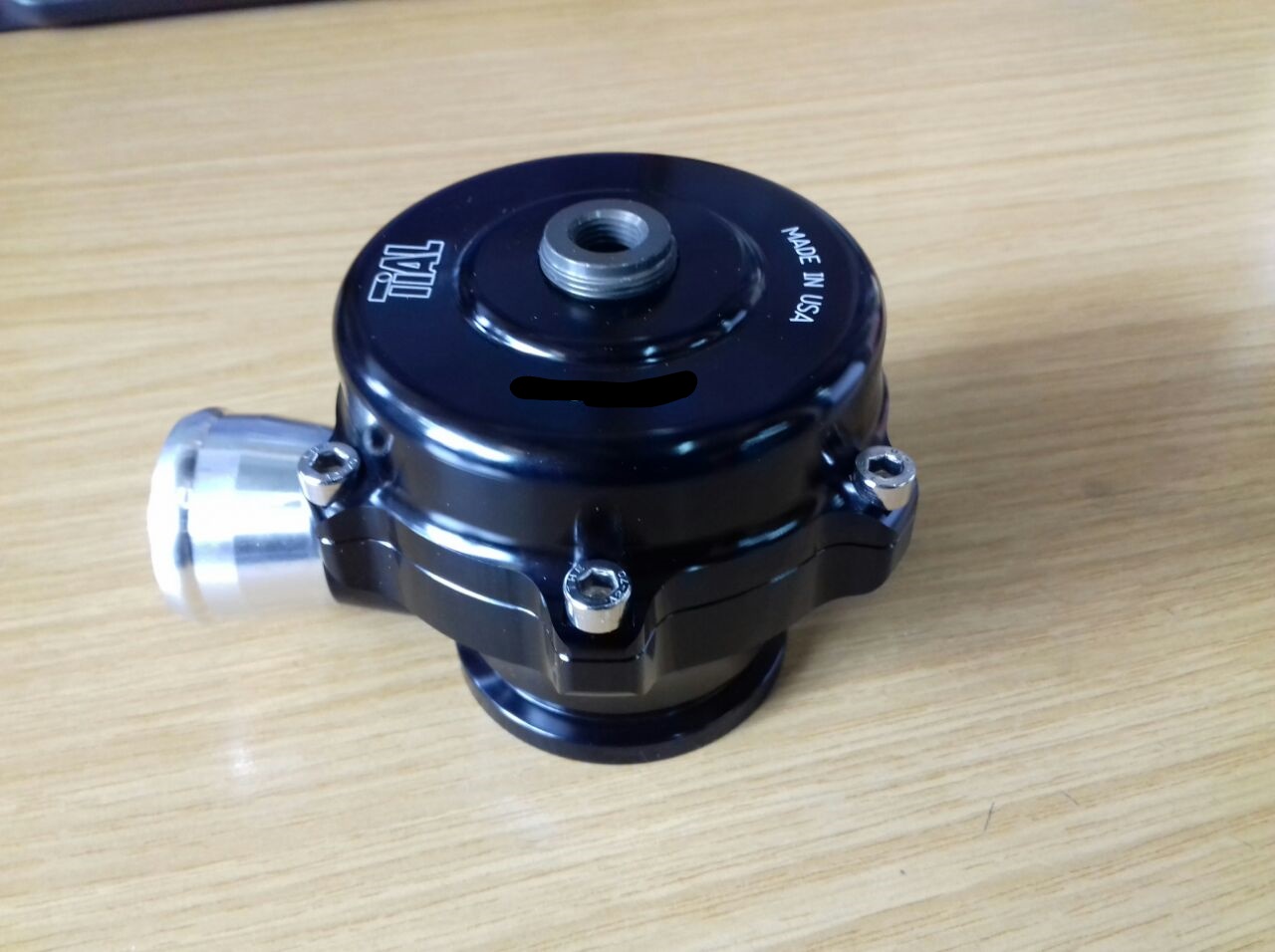 Blow Off Ventil von Tial geschlossen in schwarz mit Aluminium Flansch