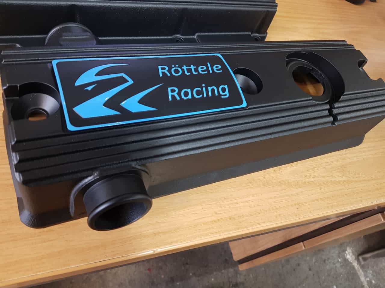 Ventildeckel Polo G40 mit unserem Logo in den Farben Blau, Rot und Gelb Röttele Racing