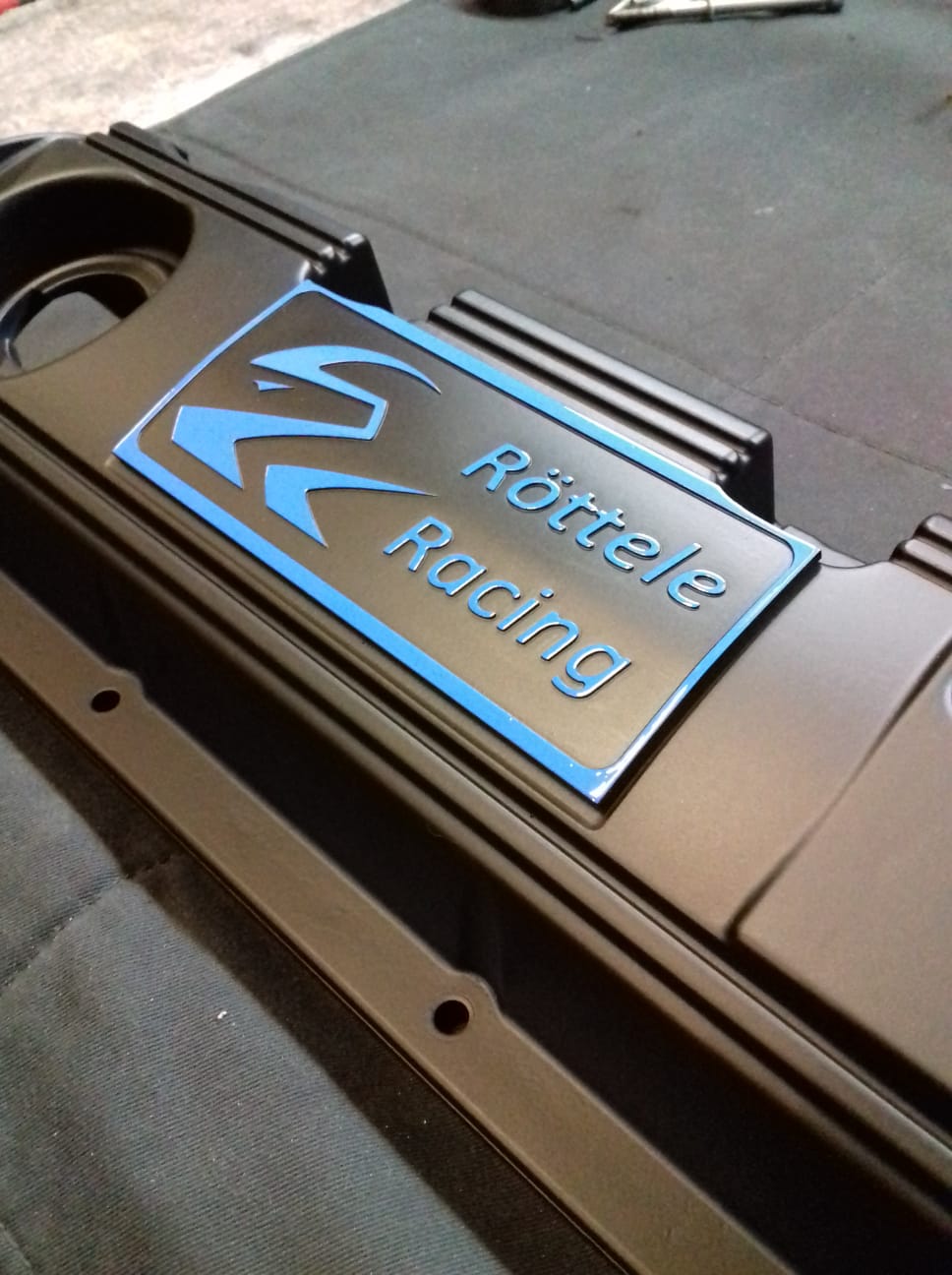 Ventildeckel Golf Corrado Passat G60 mit unserem Logo in den Farben Blau, Rot, Gelb Röttele Racing
