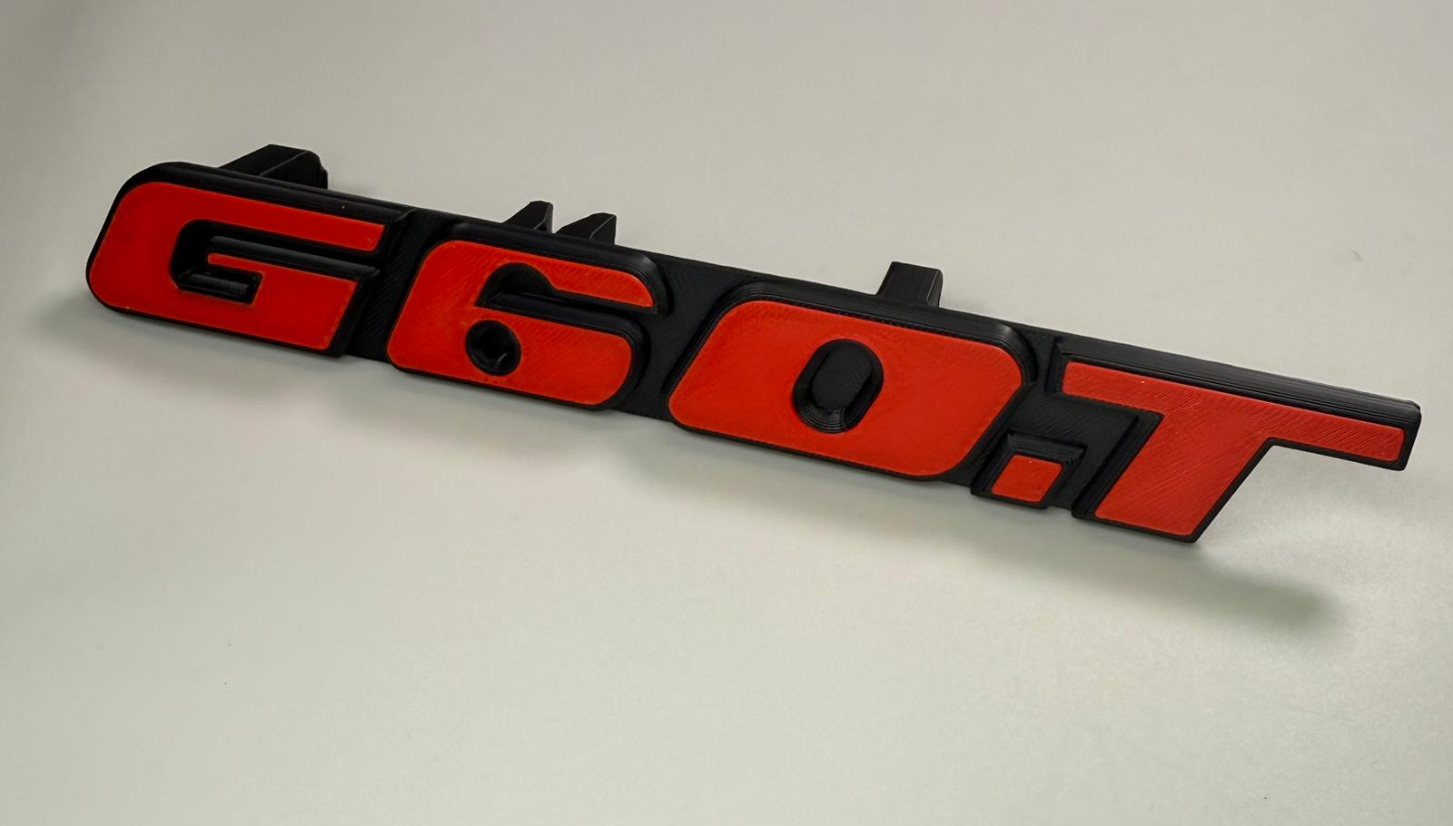 Emblem G60T  in der Farbe Rot und Schwarz aus Kunststoff für den Kühlergrill