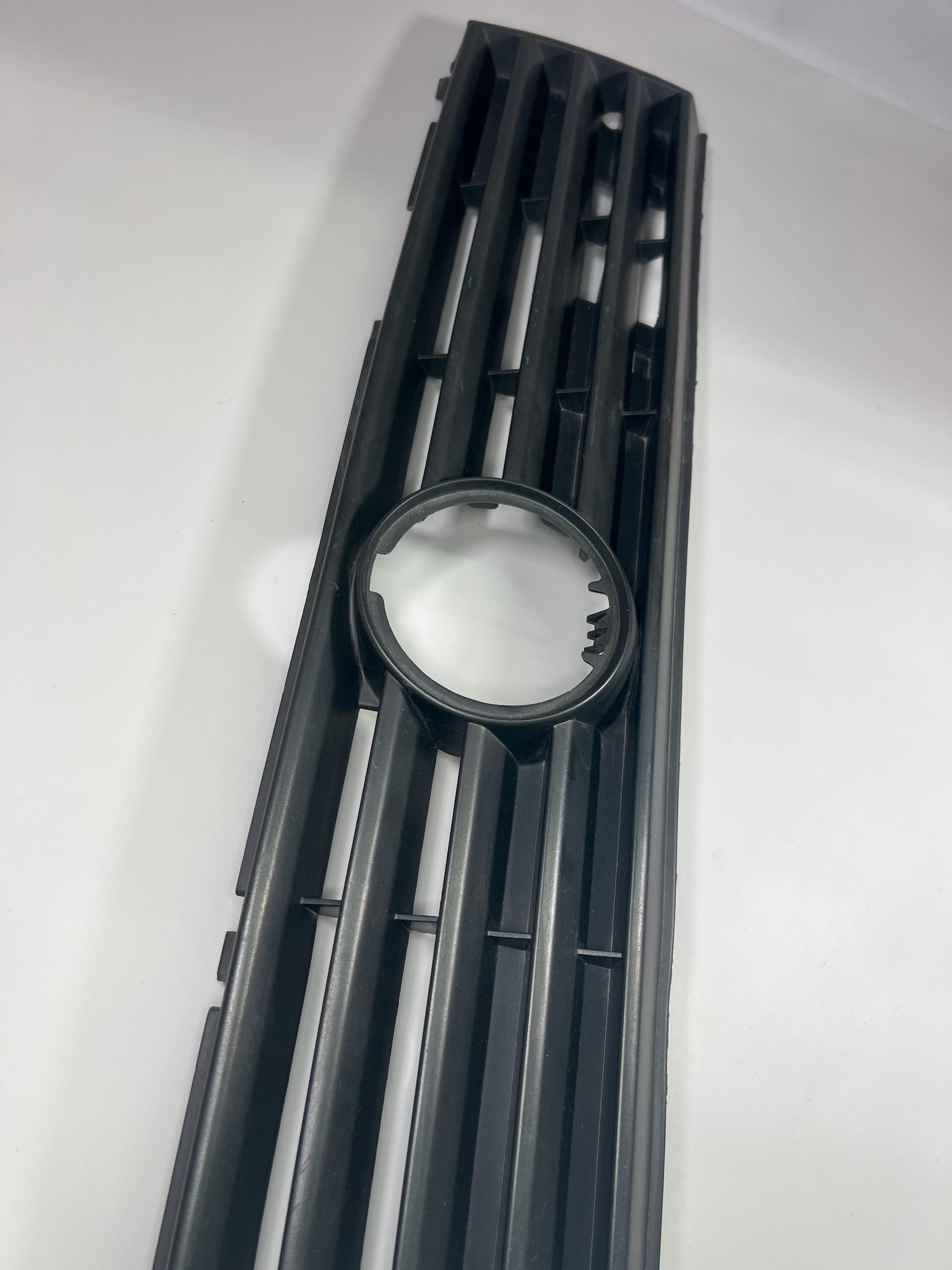 Kühlergrill Polo III G40 mit der original Teilenummer : 867 853 653 G