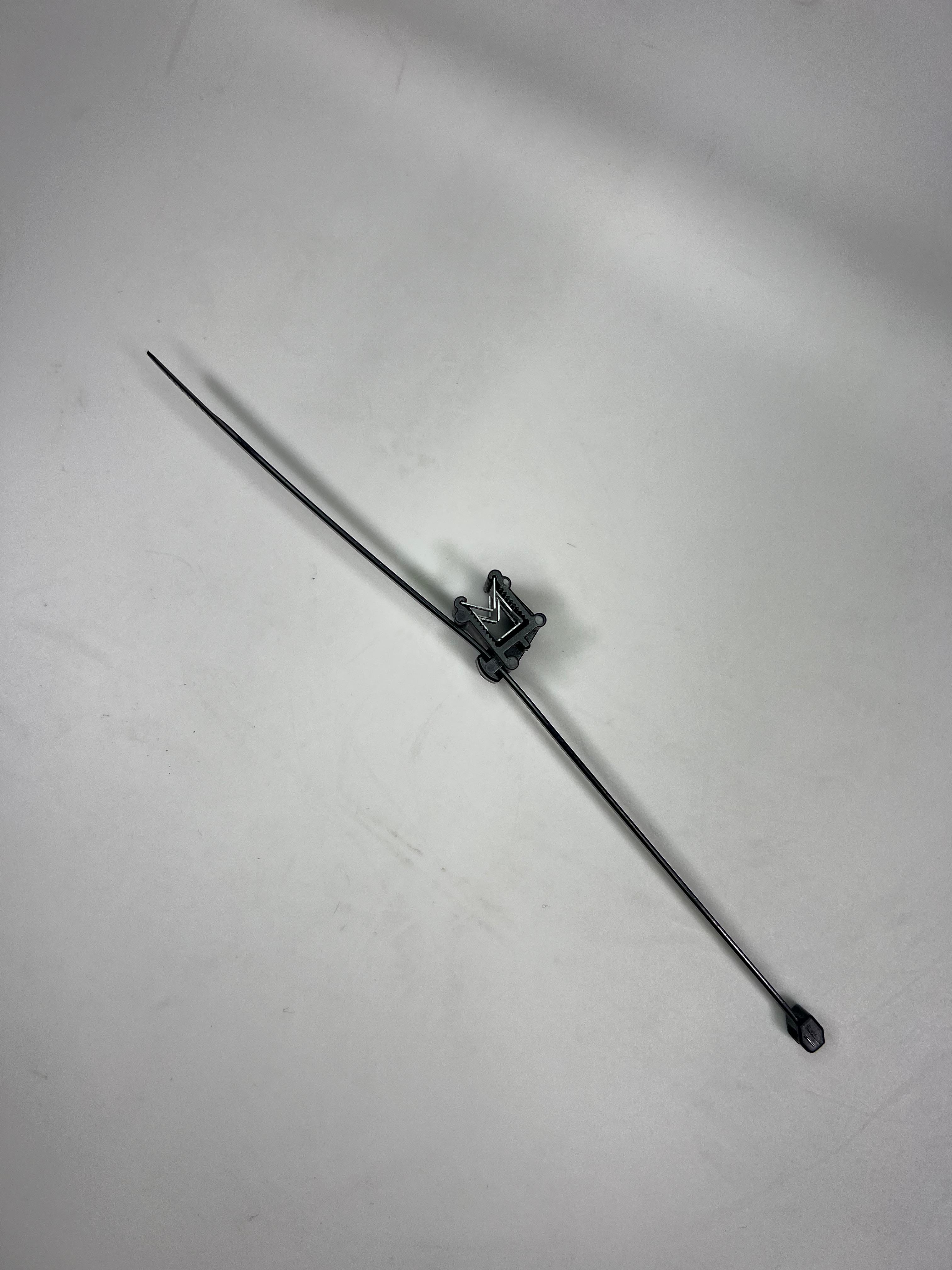 Kabelbinder mit Halteklammer für das Handbremsseil Polo 86c