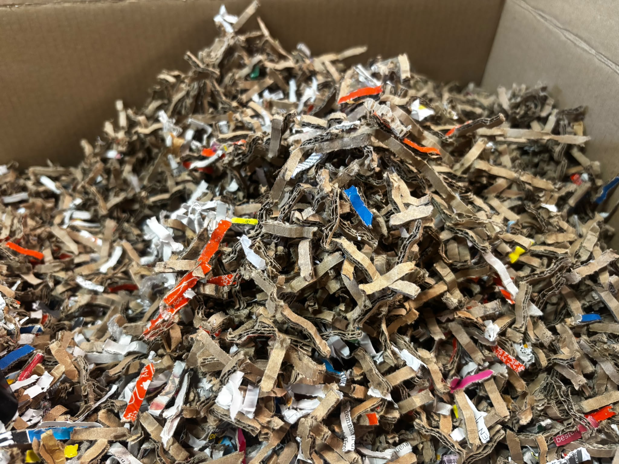Versand Stopfmaterial Füllmaterial Karton Schnipsel 3kg mit Versandschachtel