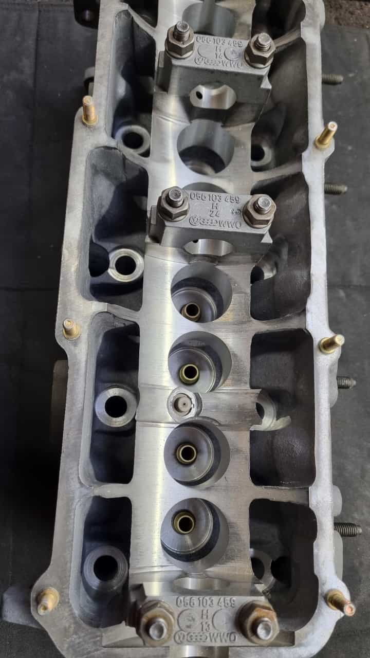 G60 original und neuer Zylinderkopf 037 103 373 A mit Ventilen und Hydrostößel