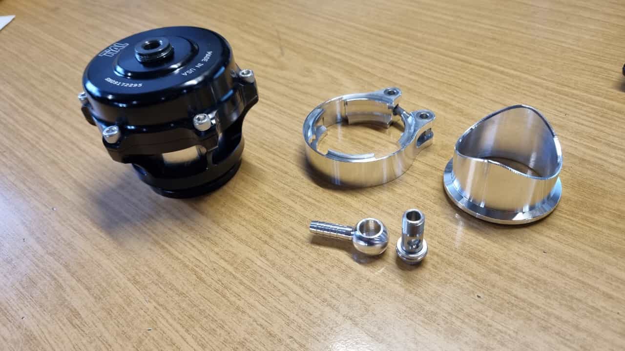 Blow Off Ventil von Tial offen in schwarz mit Aluminium Flansch
