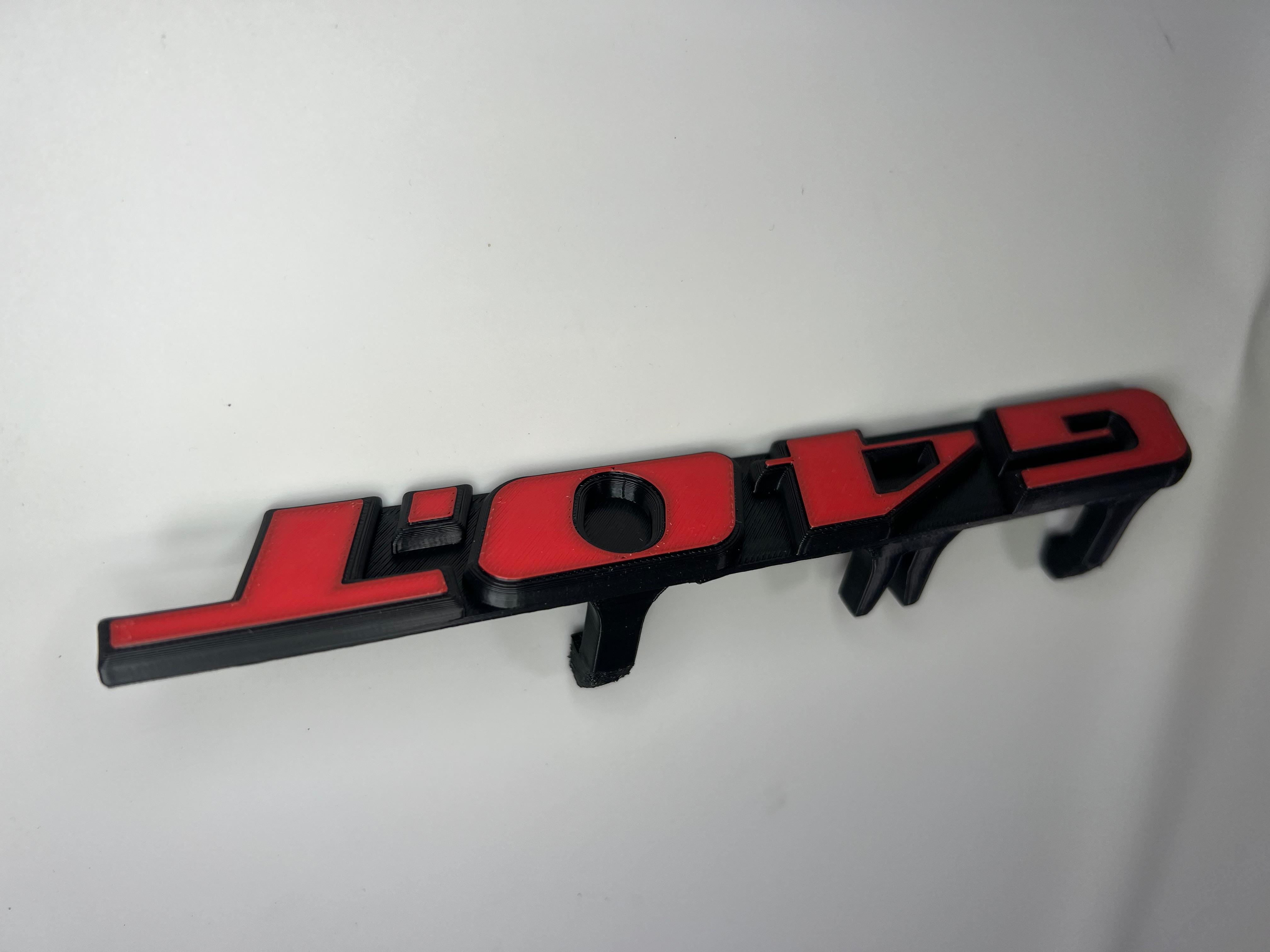 Emblem G40T in der Farbe Rot und Schwarz aus Kunststoff für den Kühlergrill