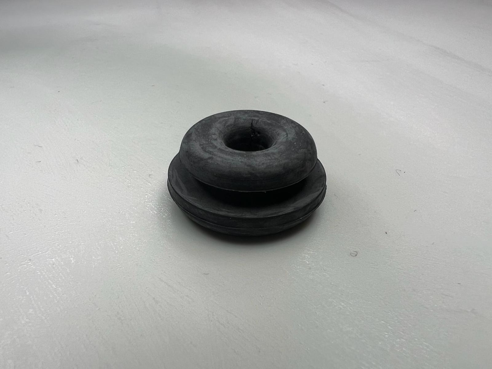 Gummi für Haubenaufsteller Polo Golf T4 Original Teilenummer : 171823395