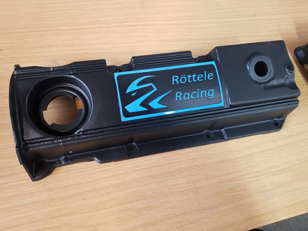 Ventildeckel Golf Corrado Passat G60 mit unserem Logo in den Farben Blau, Rot, Gelb Röttele Racing