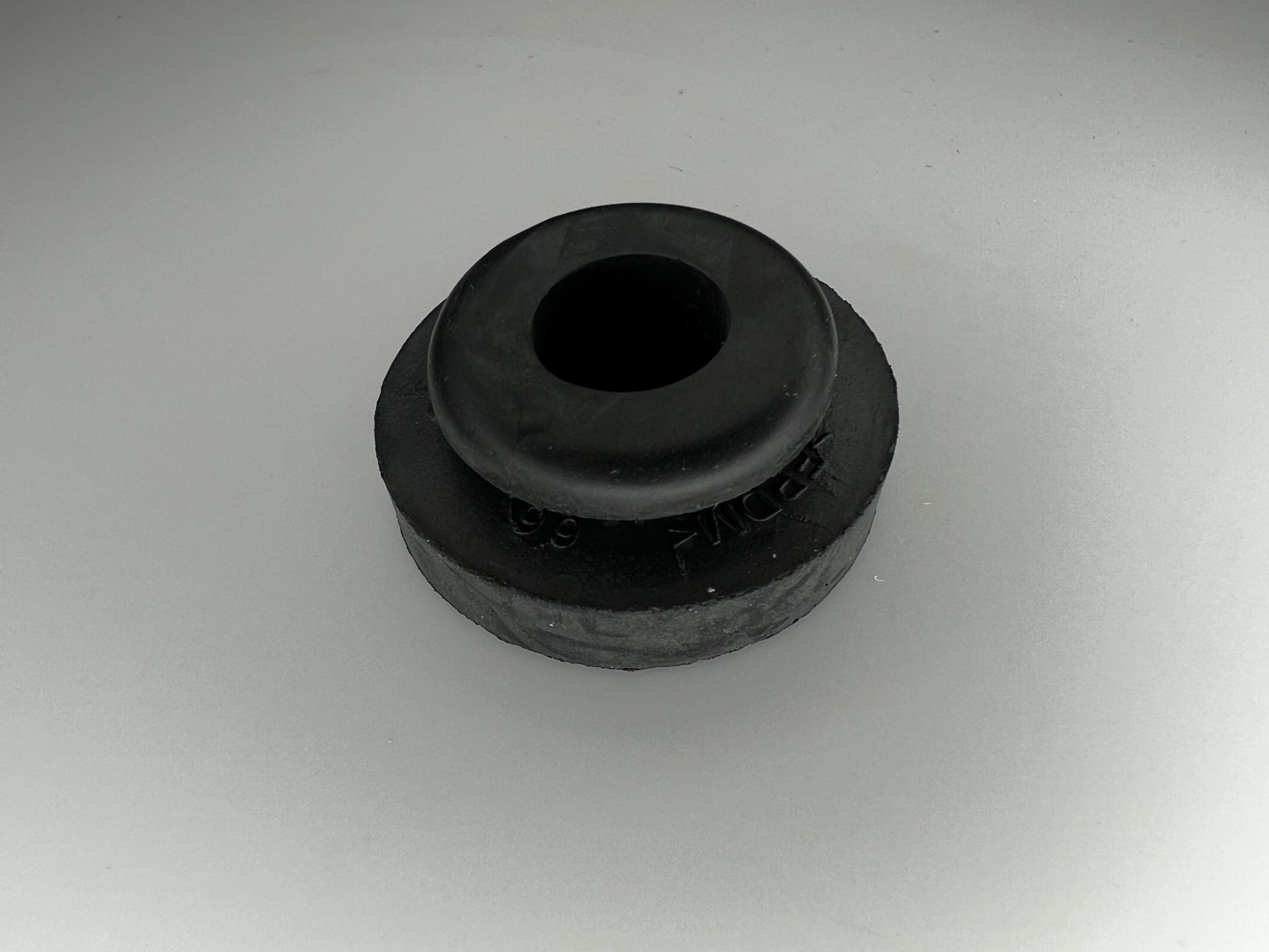 Gummi für den original Ladeluftkühler zur befestigung am Abschlussblech für Polo III G40