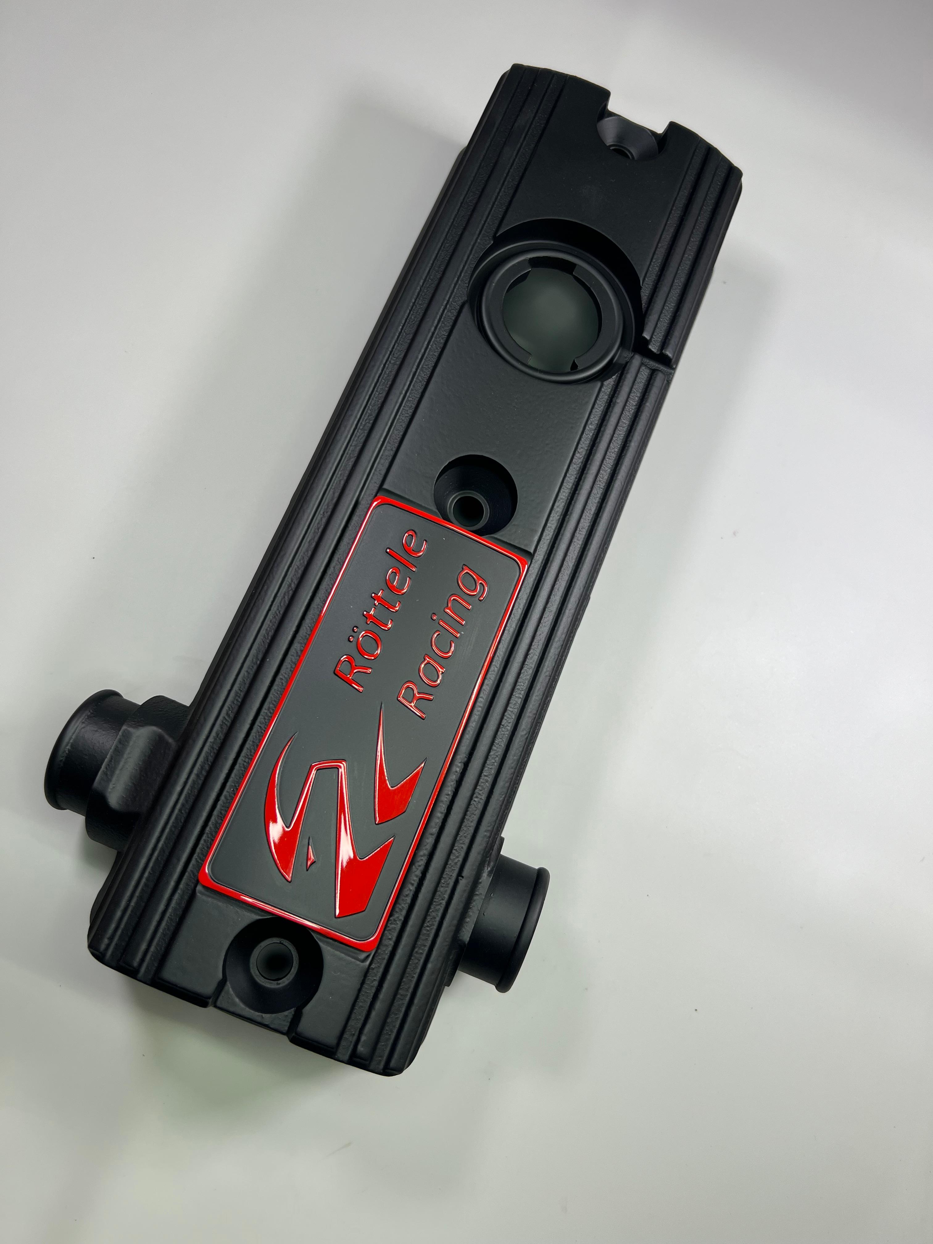 Ventildeckel Polo G40 mit unserem Logo in den Farben Blau, Rot und Gelb Röttele Racing