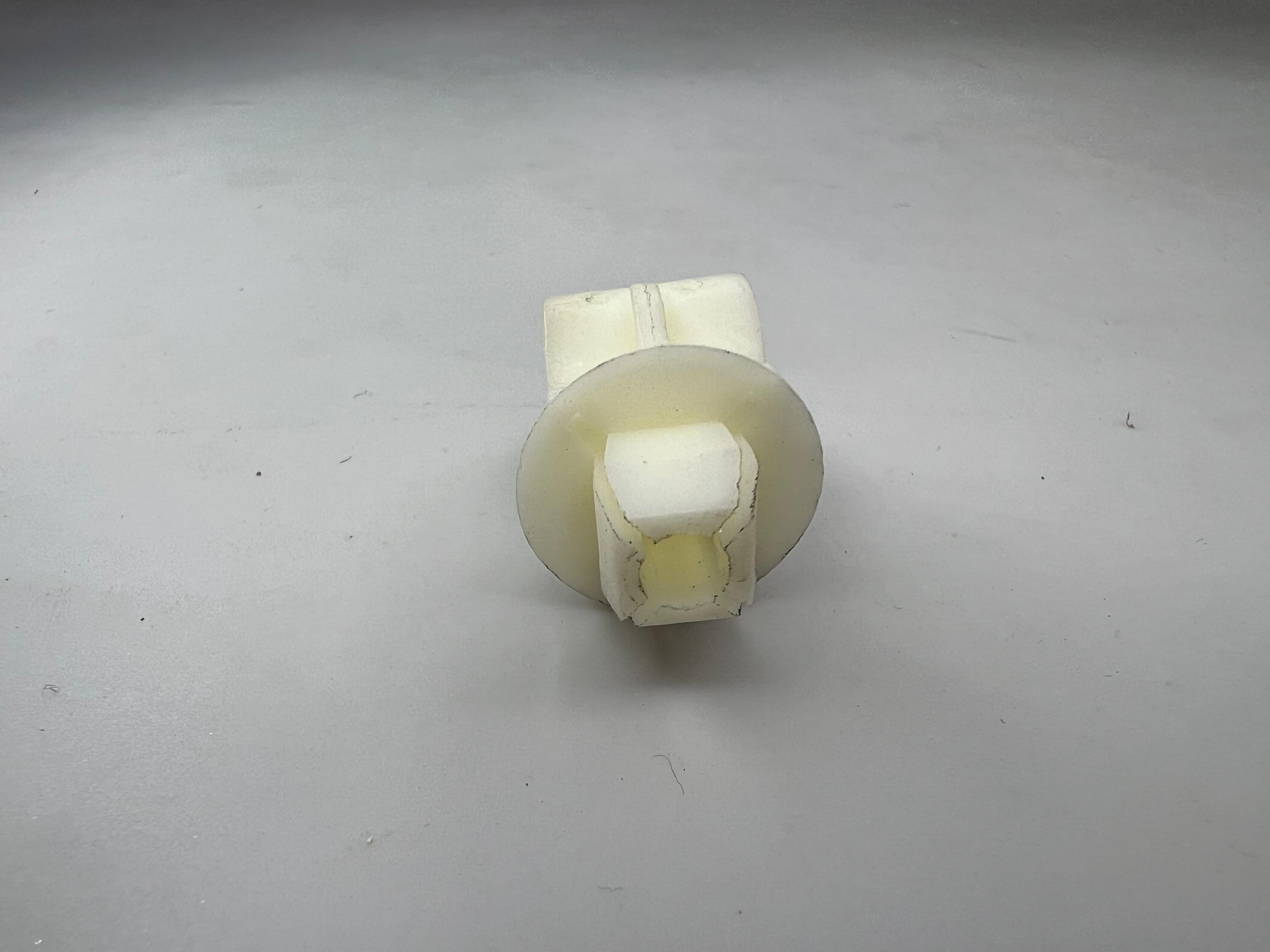 Clip für die Haltestange der Motorhaube