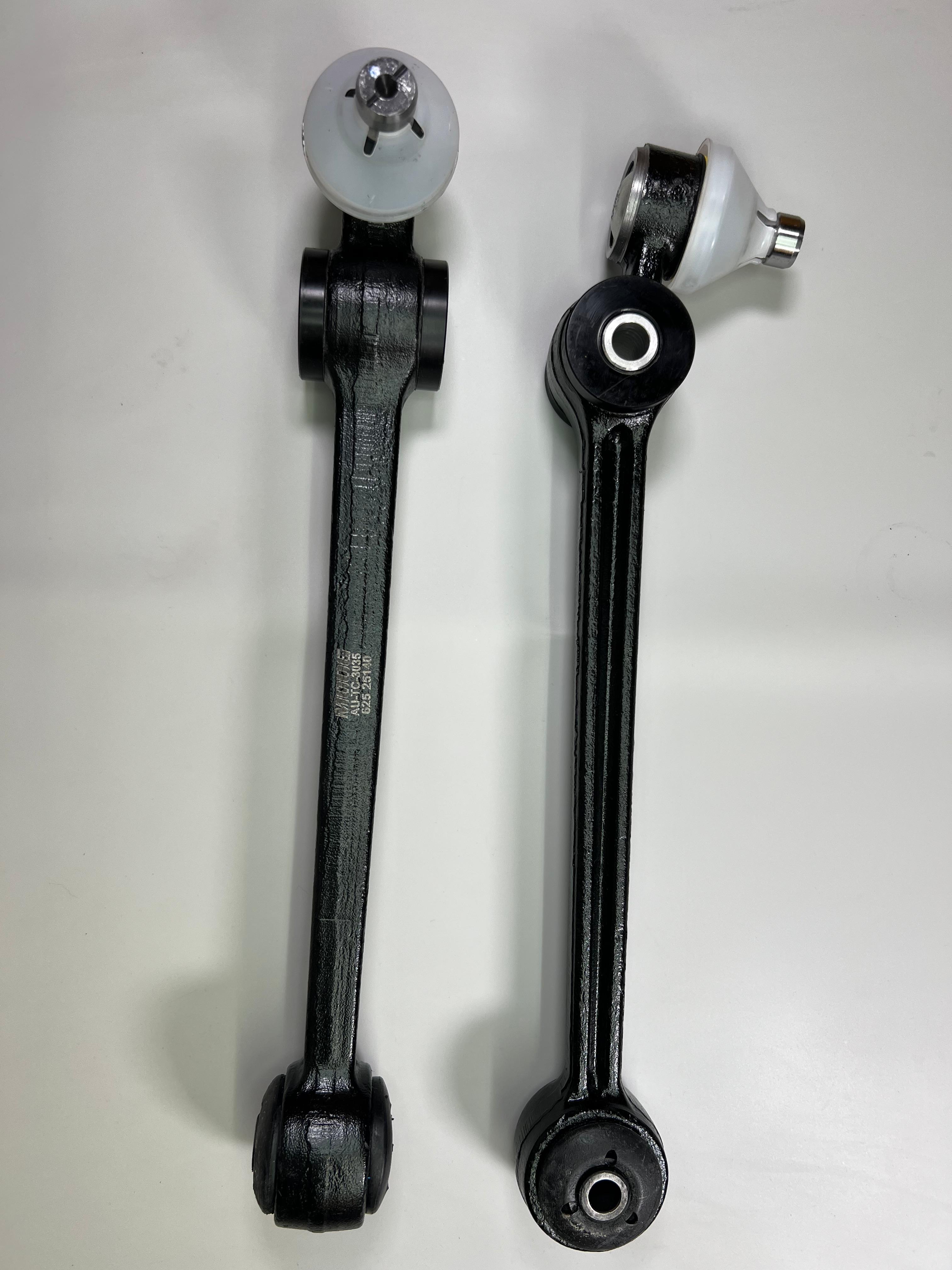 Querlenker Polo G40 links und rechts mit PU-lager für die Stabilisatoraufnahme und innen original