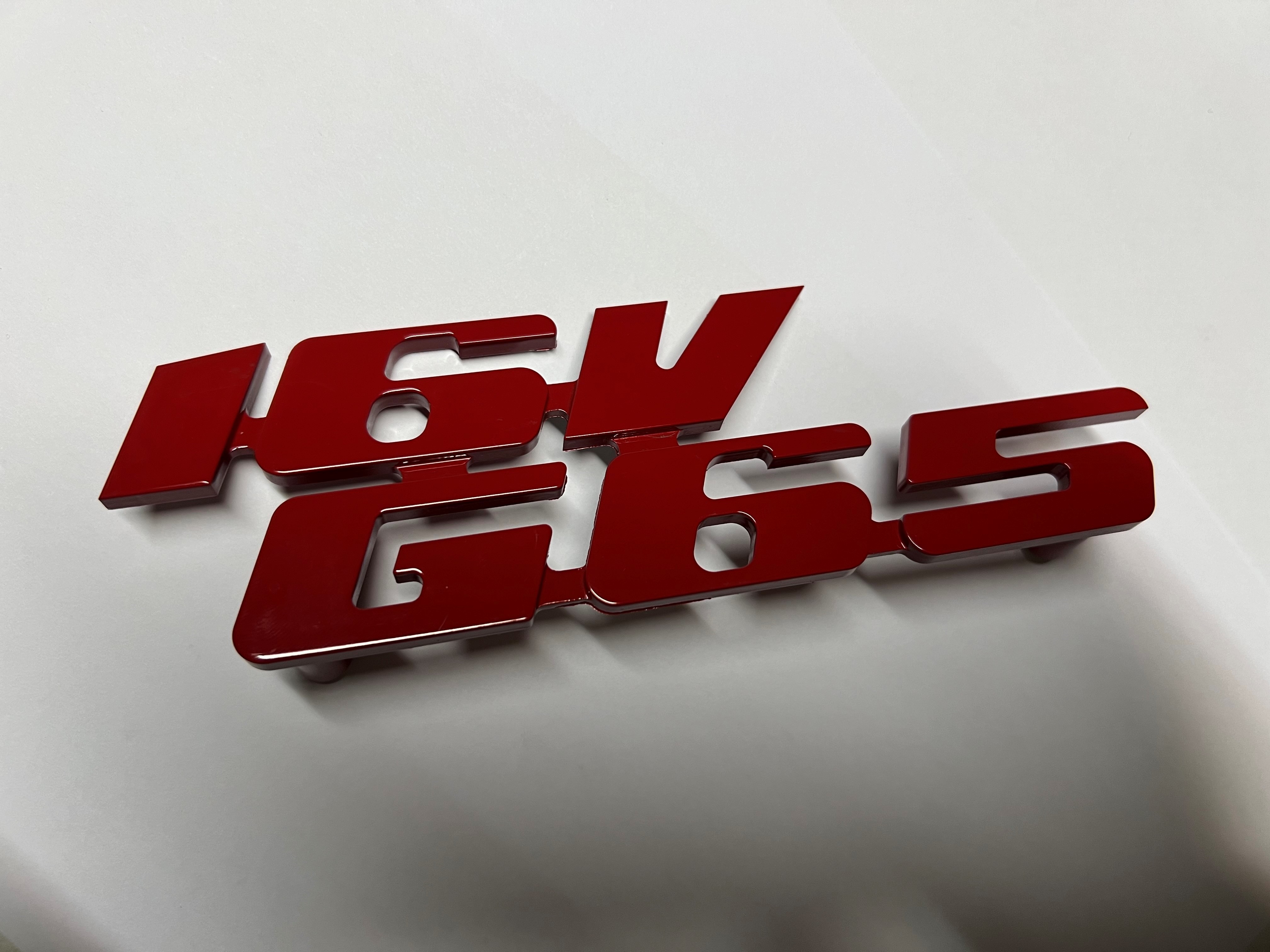 Emblem für den 16VG65 Kühlergrill aus Aluminium