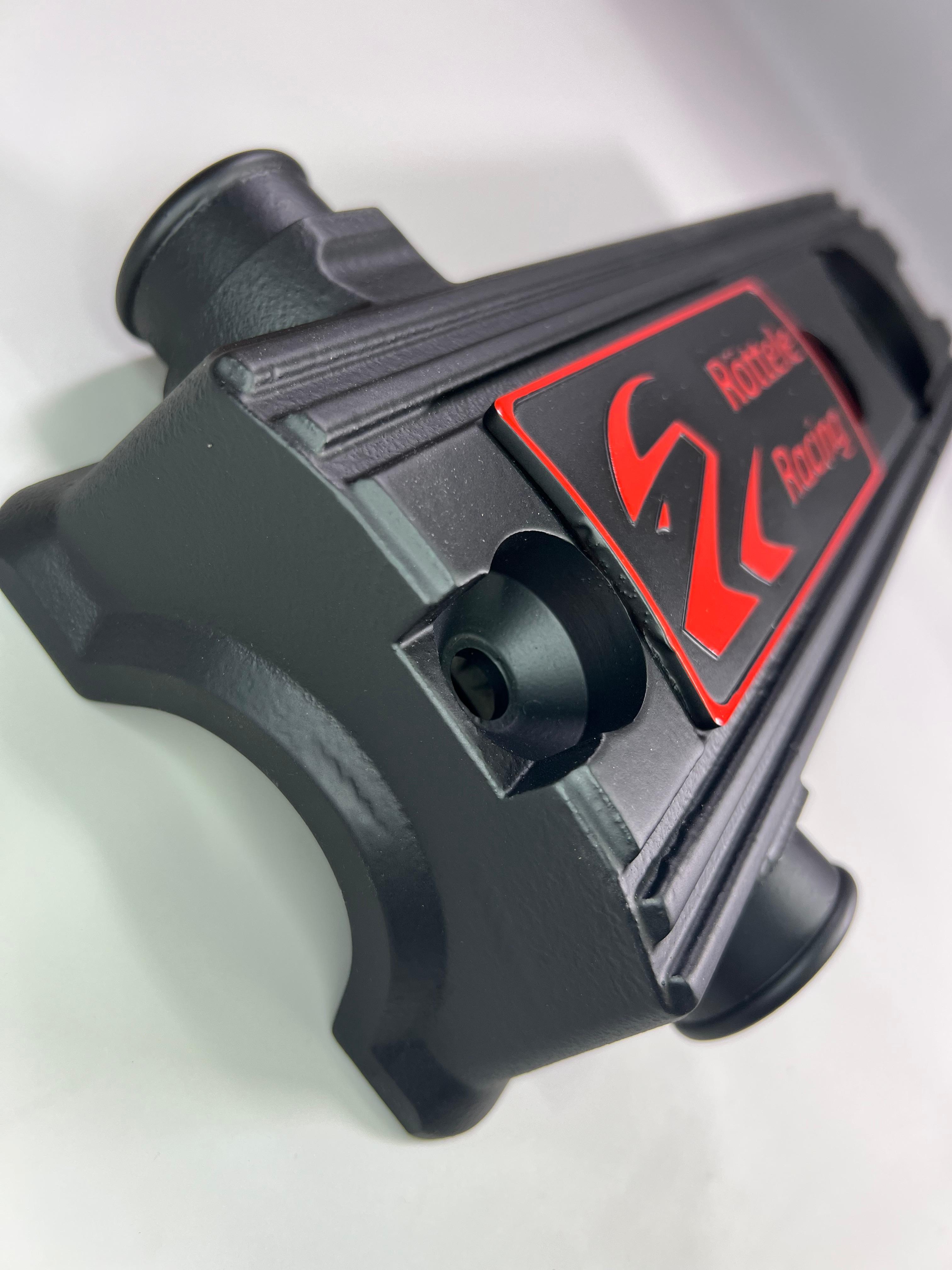 Ventildeckel Polo G40 mit unserem Logo in den Farben Blau, Rot und Gelb Röttele Racing
