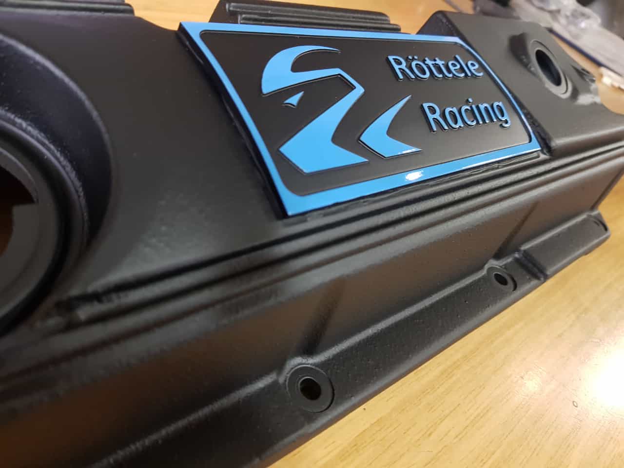 Ventildeckel Golf Corrado Passat G60 mit unserem Logo in den Farben Blau, Rot, Gelb Röttele Racing