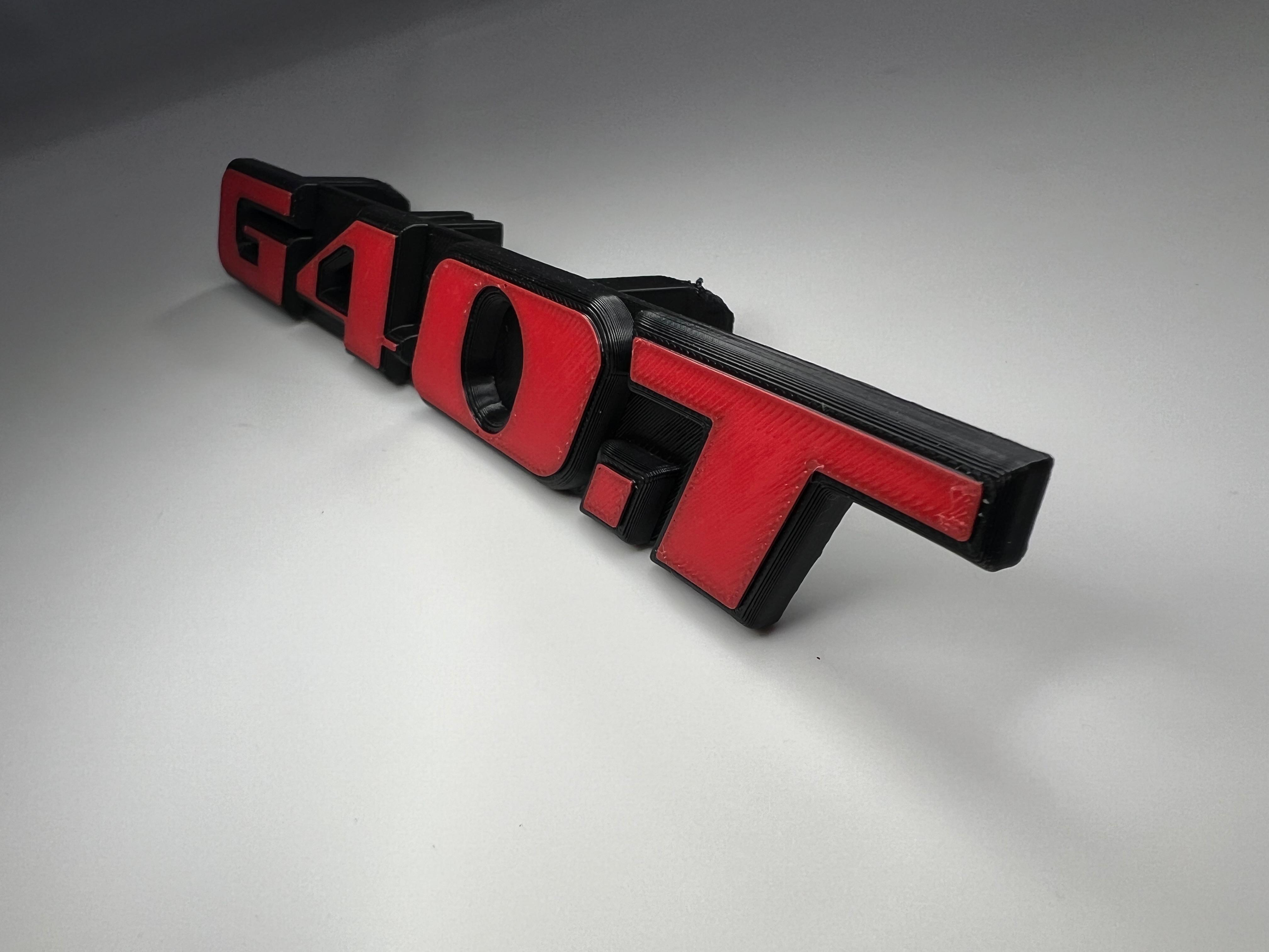 Emblem G40T in der Farbe Rot und Schwarz aus Kunststoff für den Kühlergrill