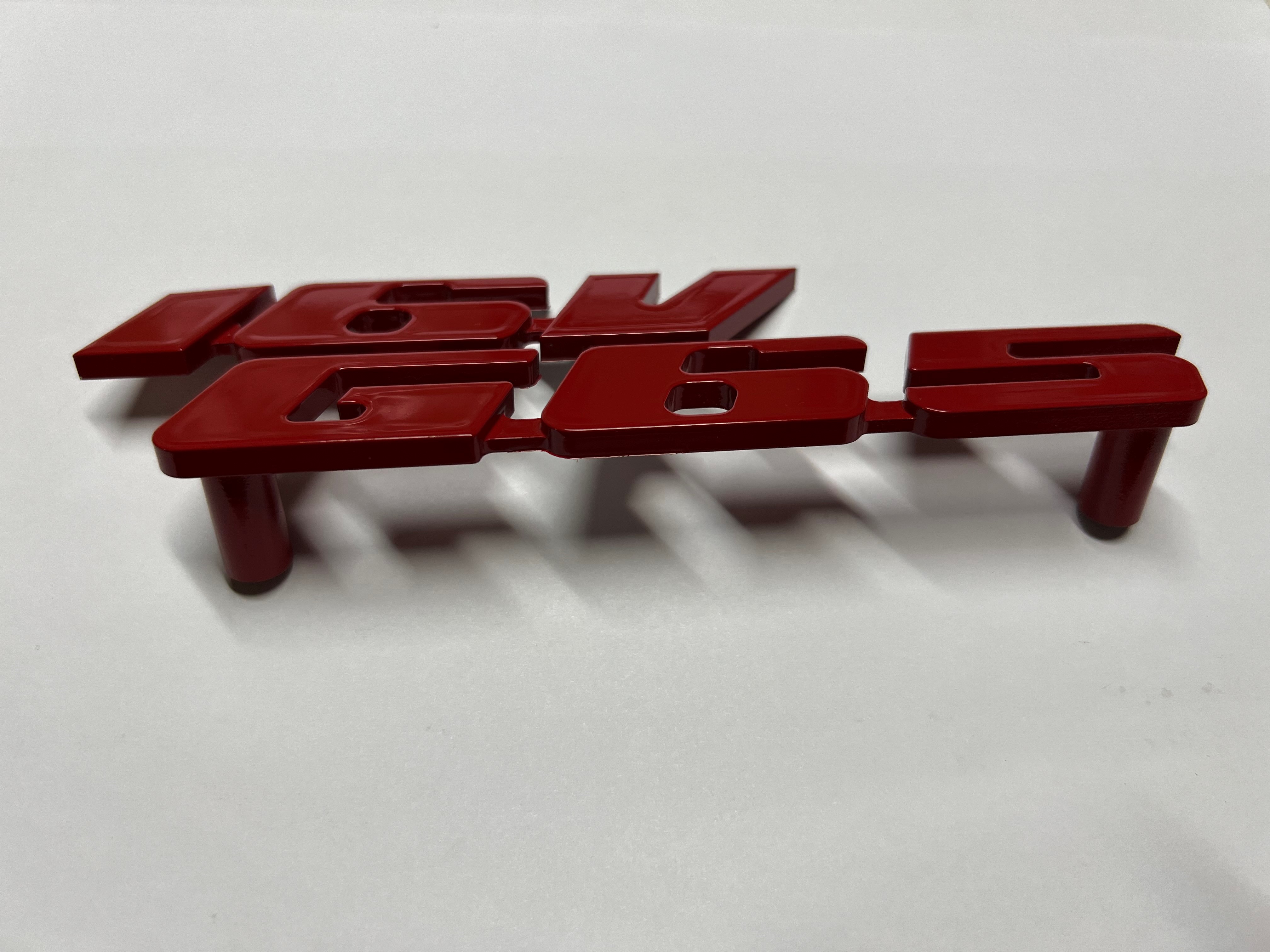 Emblem für den 16VG65 Kühlergrill aus Aluminium