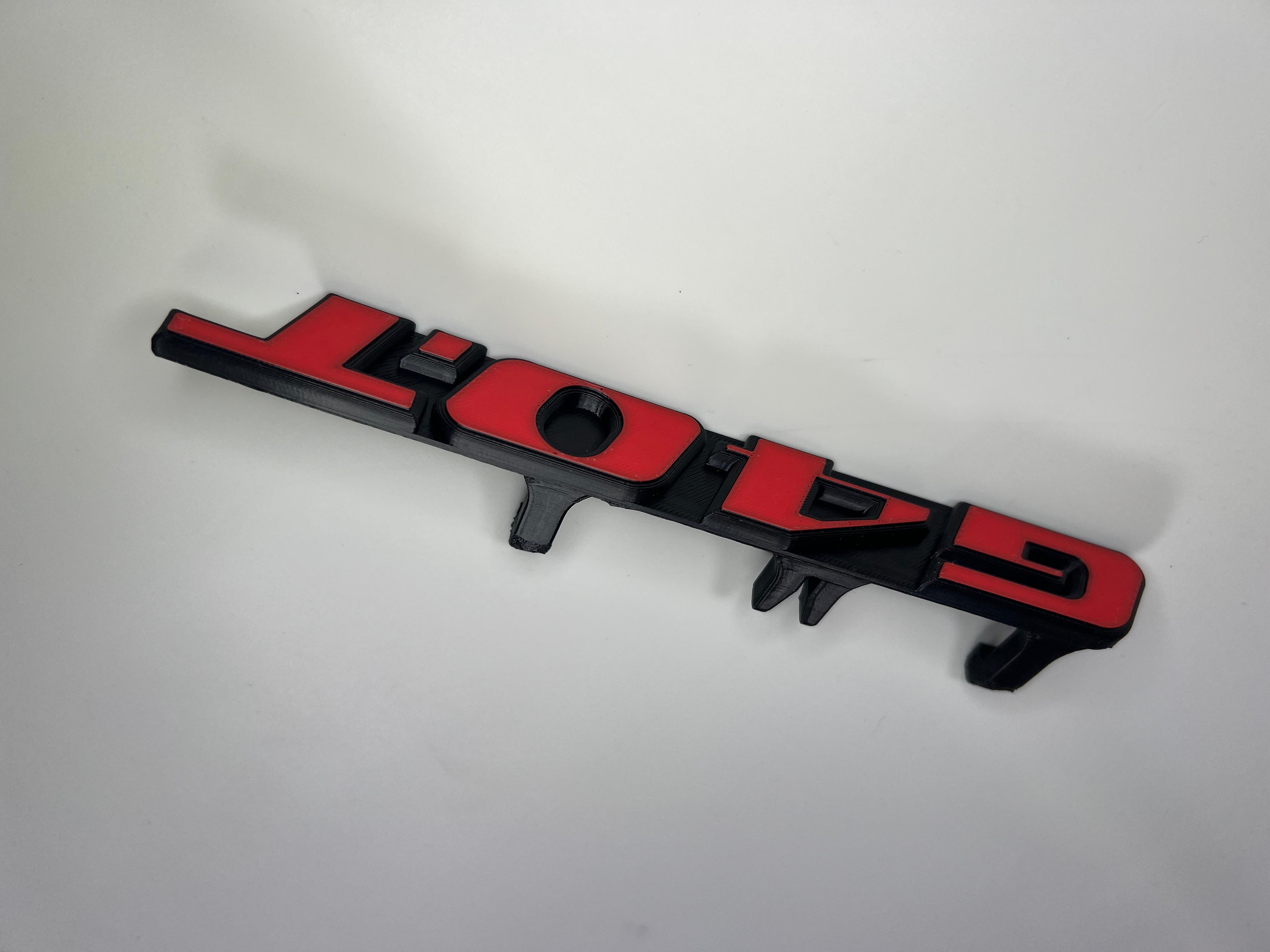 Emblem G40T in der Farbe Rot und Schwarz aus Kunststoff für den Kühlergrill