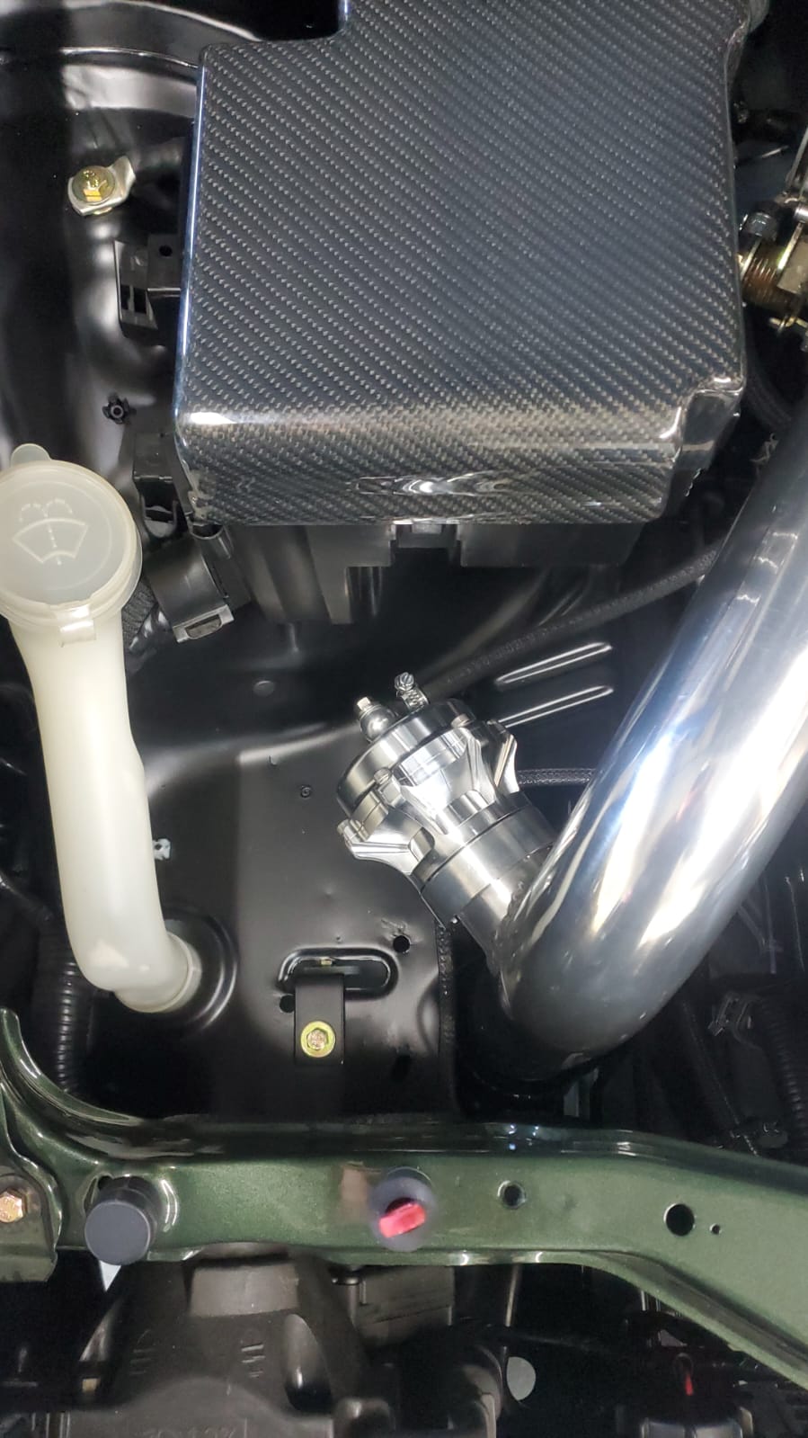Blow Off Ventil von Tial offen in schwarz mit Aluminium Flansch