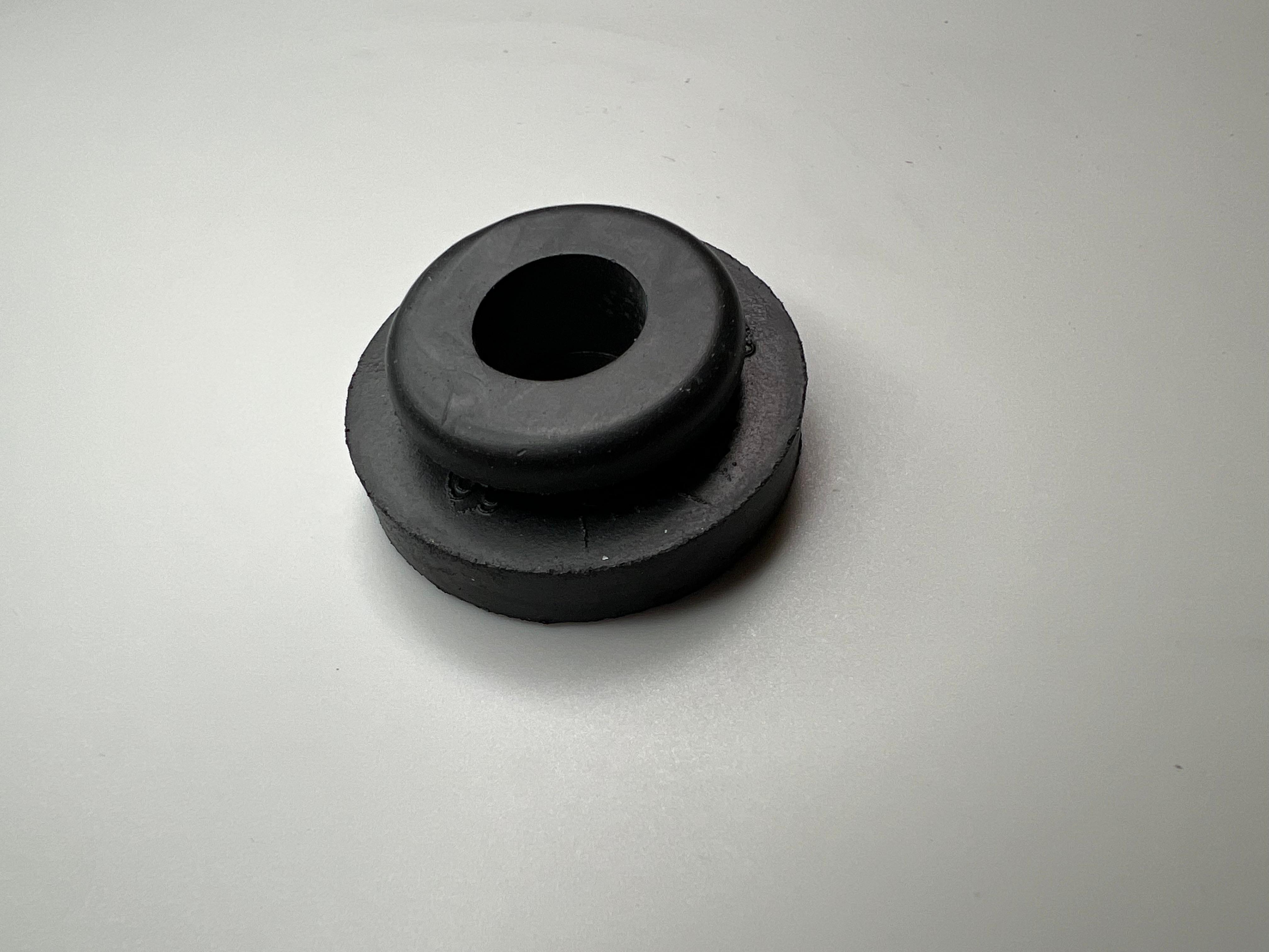 Gummi für den original Ladeluftkühler zur befestigung am Abschlussblech für Polo III G40