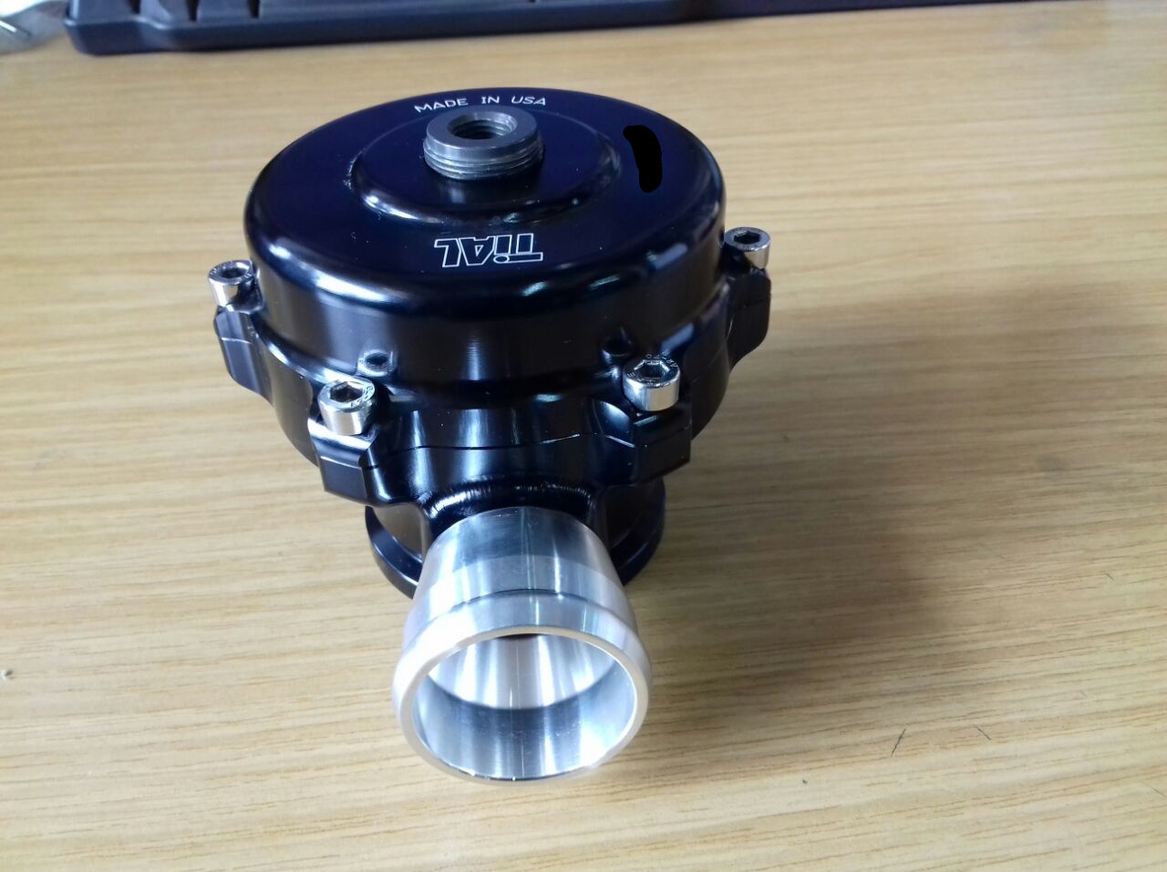 Blow Off Ventil von Tial geschlossen in schwarz mit Aluminium Flansch