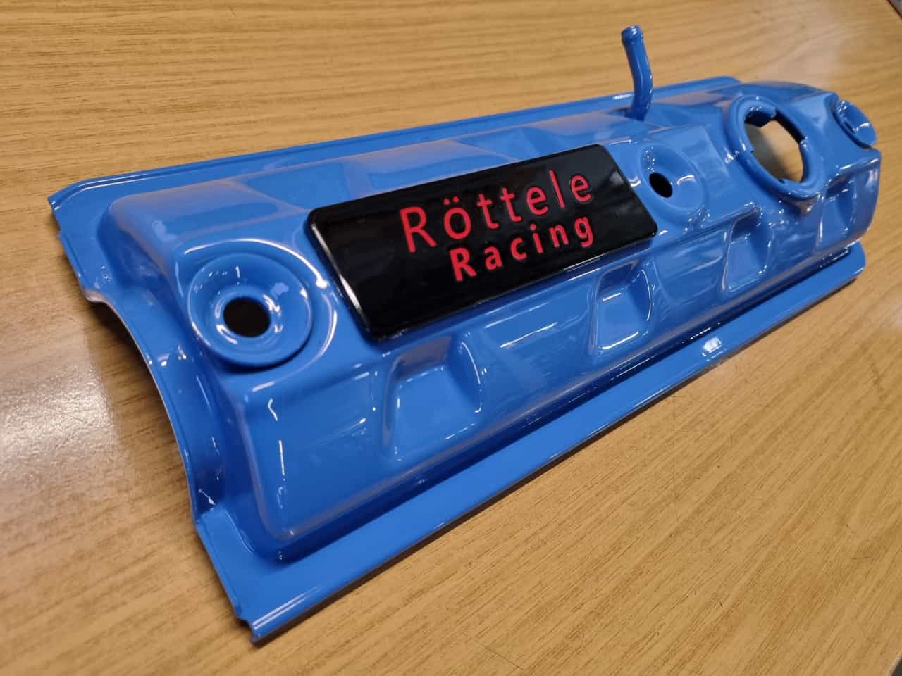 Ventildeckel Polo Hydrostößelmotor mit 3F Motor und unserem Logo in den Farben Blau, Rot und Gelb