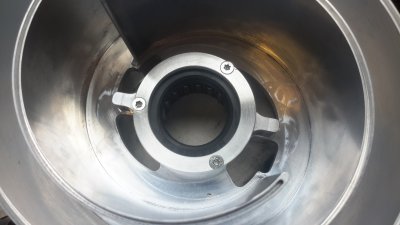 Einbau der Verschlussplatten mit Material der Verdränger Wellendichtringe