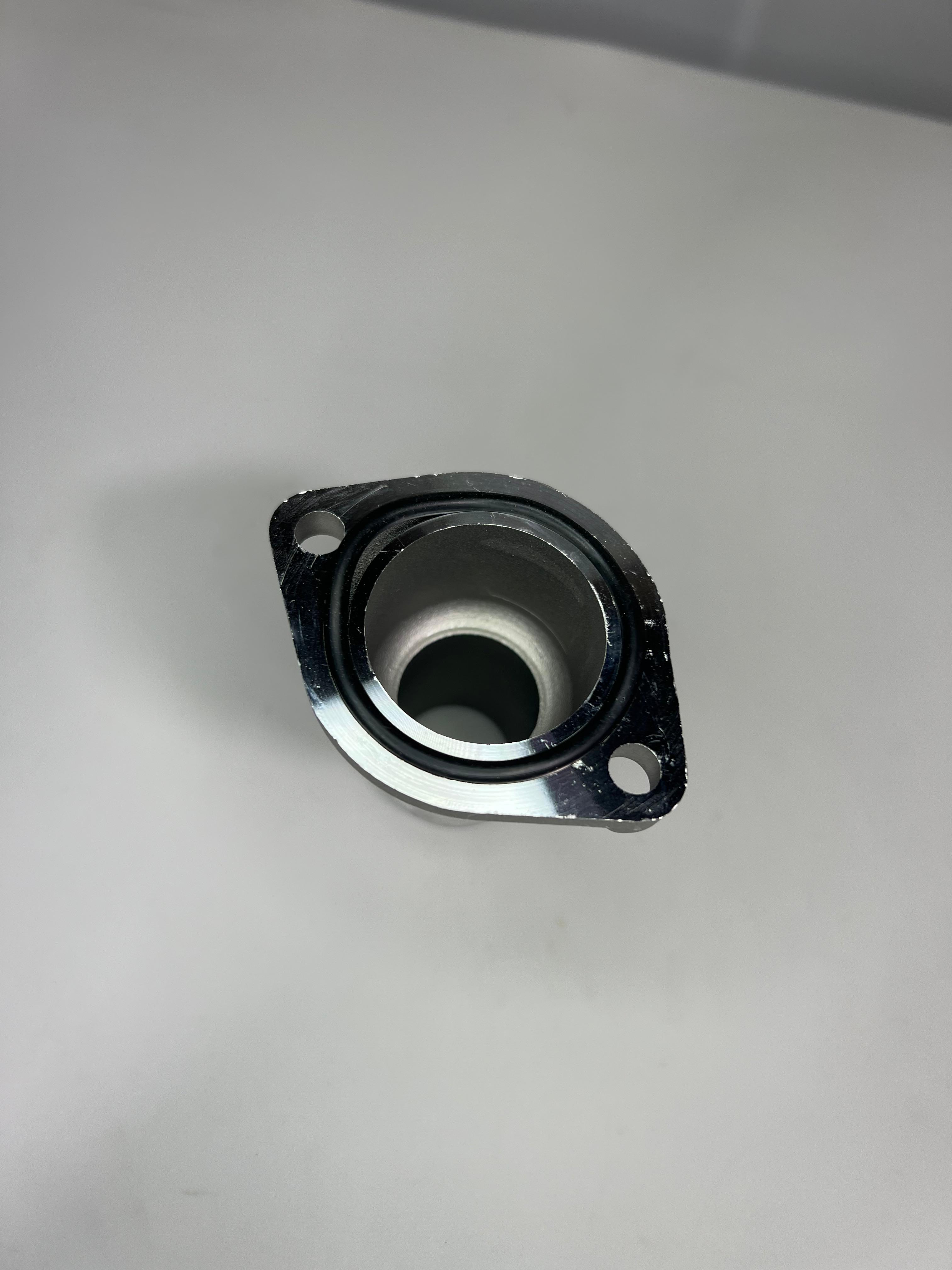 G60 Wasserflansch am Zylinderkopf links aus Aluminium Feinguss mit Dichtring