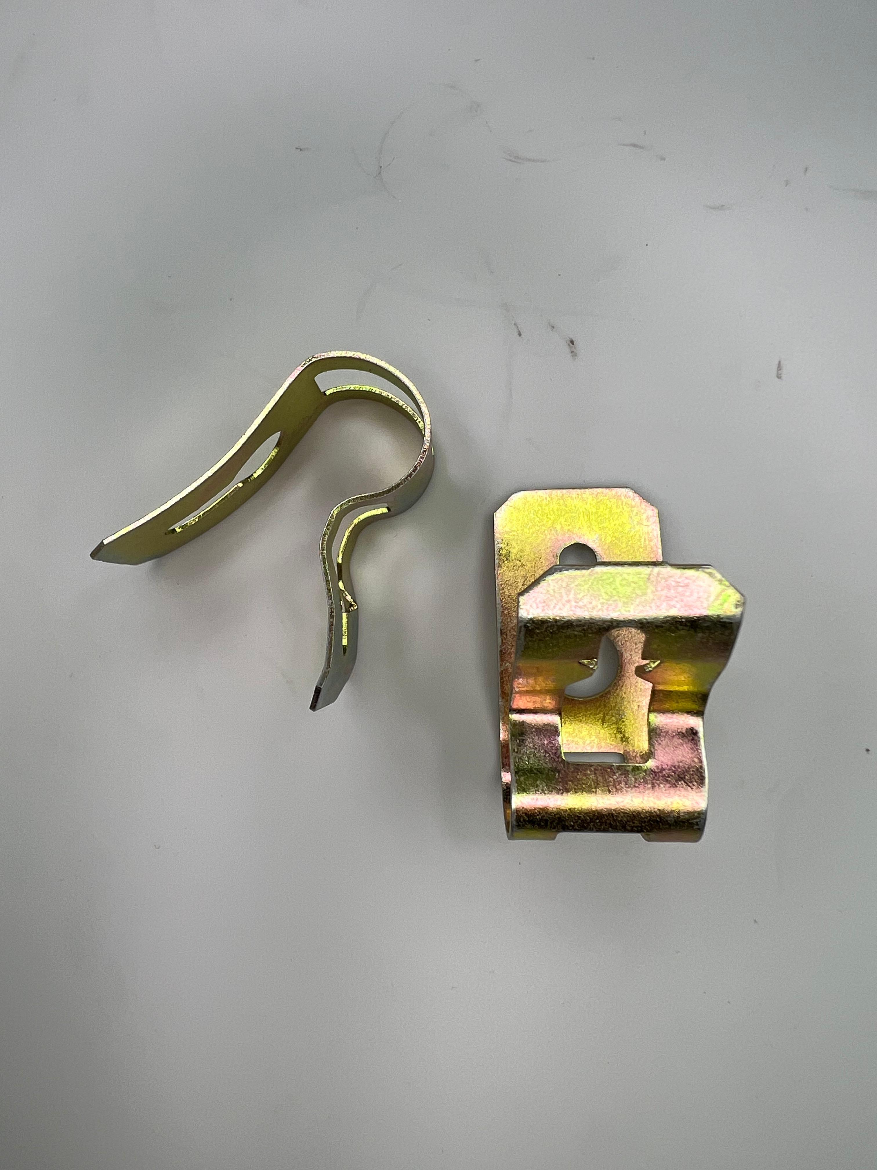 Clip für die Handbremsseile an der Hinterachse Polo G40