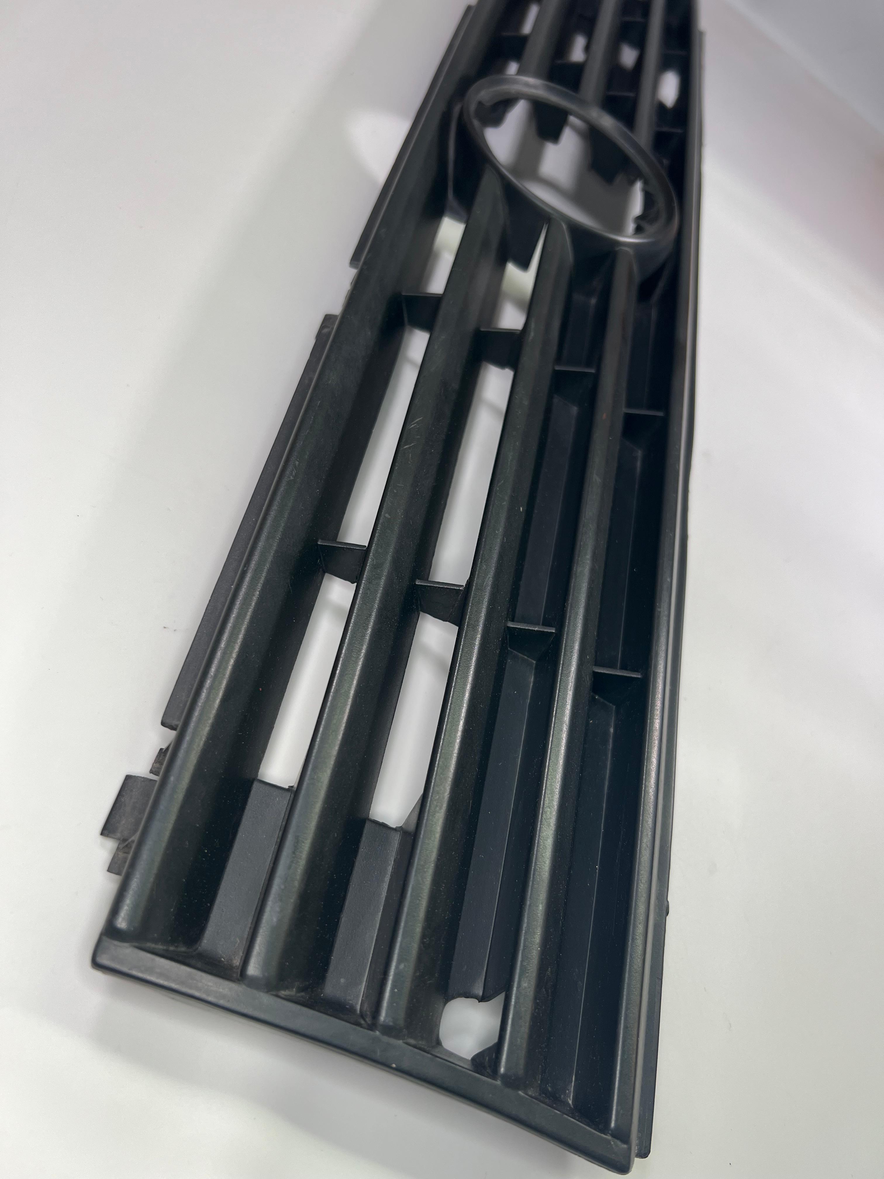 Kühlergrill Polo III G40 mit der original Teilenummer : 867 853 653 G