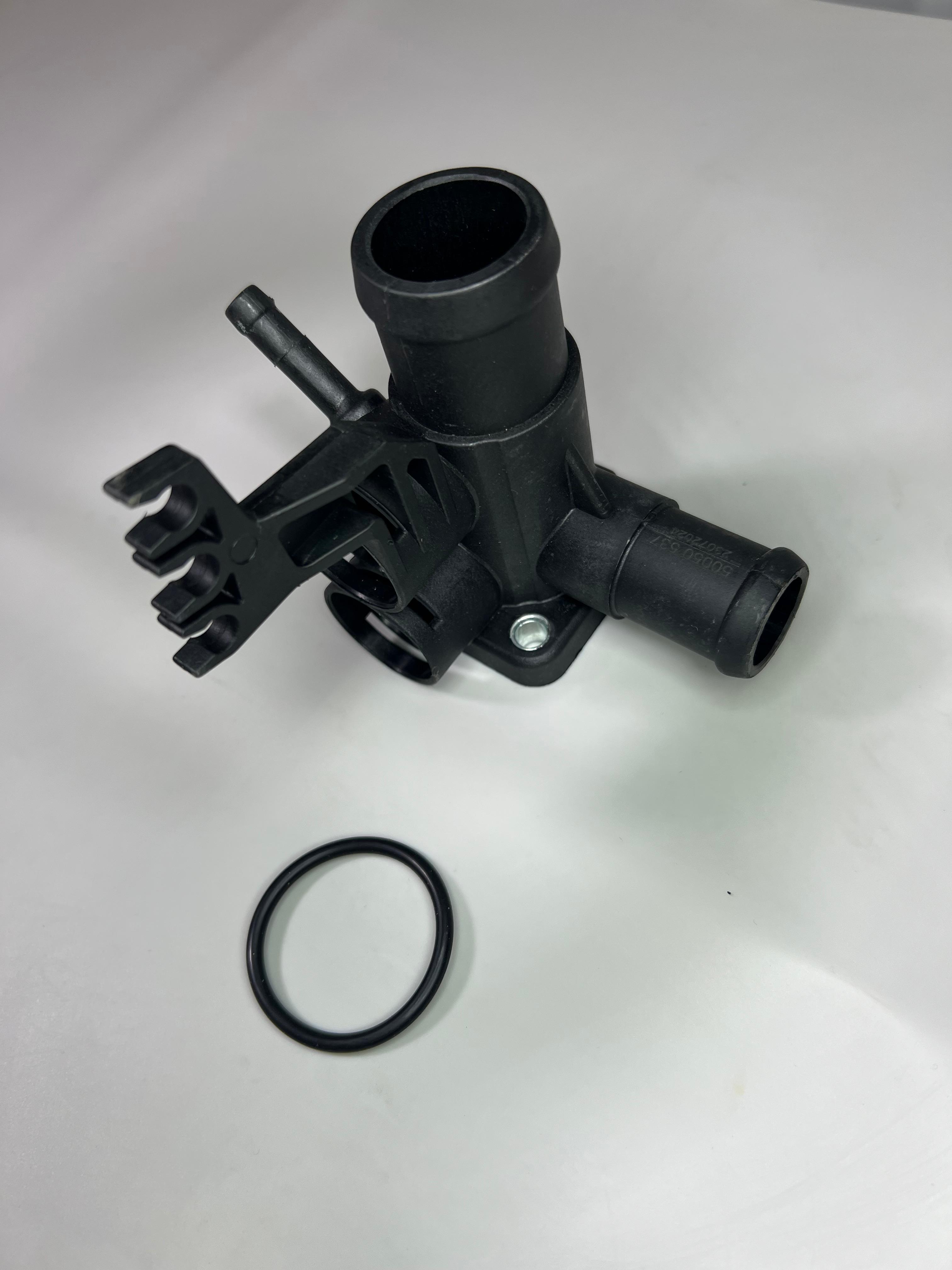 G60 Wasserflansch aus Kunststoff vorne am Zylinderkopf mit zusätzlicher Entlüftung