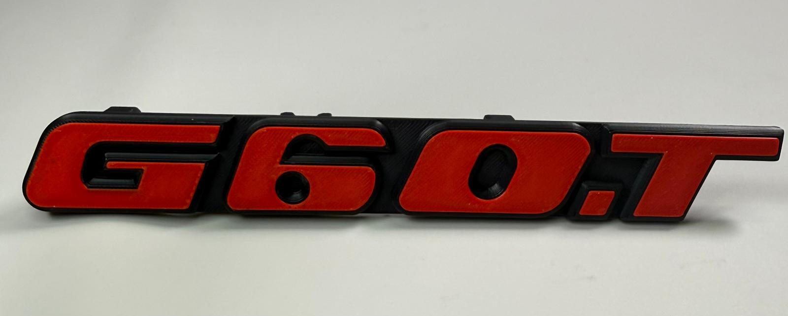 Emblem G60T  in der Farbe Rot und Schwarz aus Kunststoff für den Kühlergrill