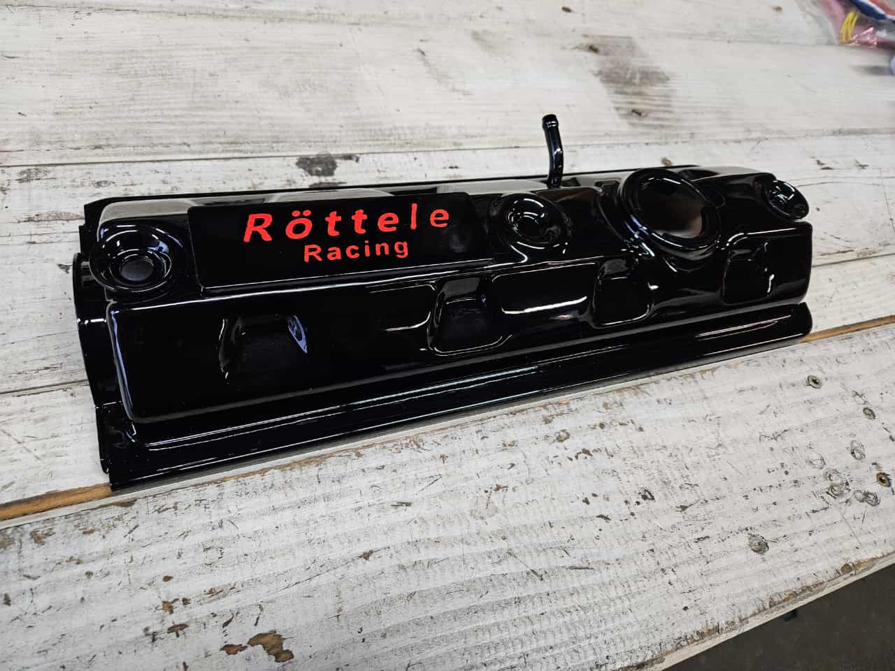 Ventildeckel Polo Hydrostößelmotor mit 3F Motor und unserem Logo in den Farben Blau, Rot und Gelb