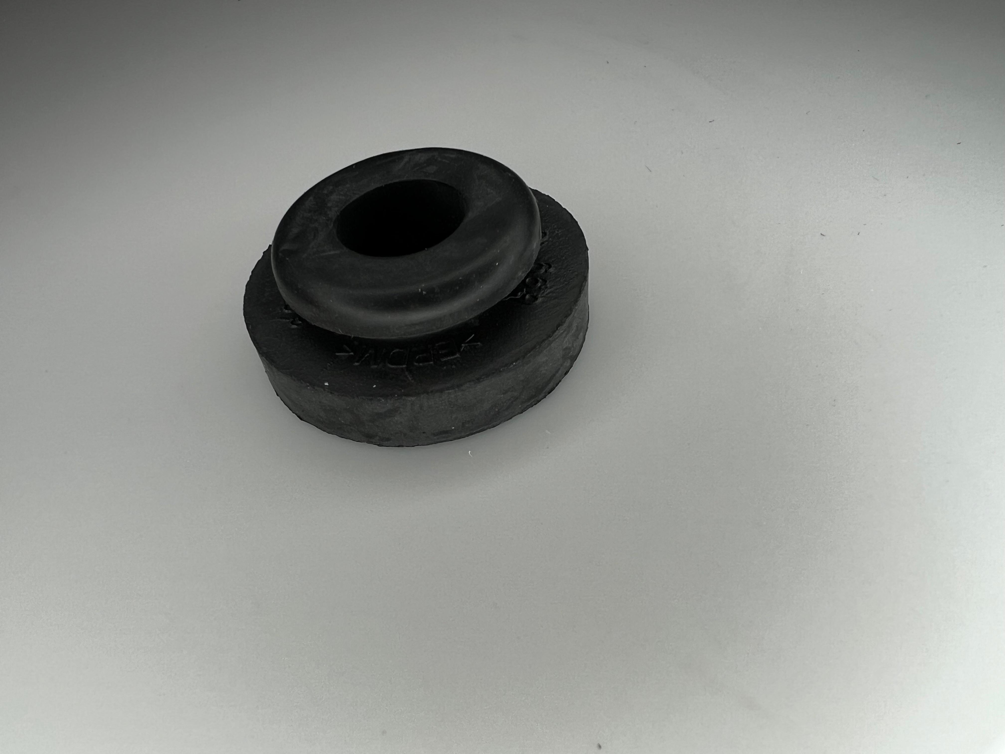 Gummi für den original Ladeluftkühler zur befestigung am Abschlussblech für Polo III G40