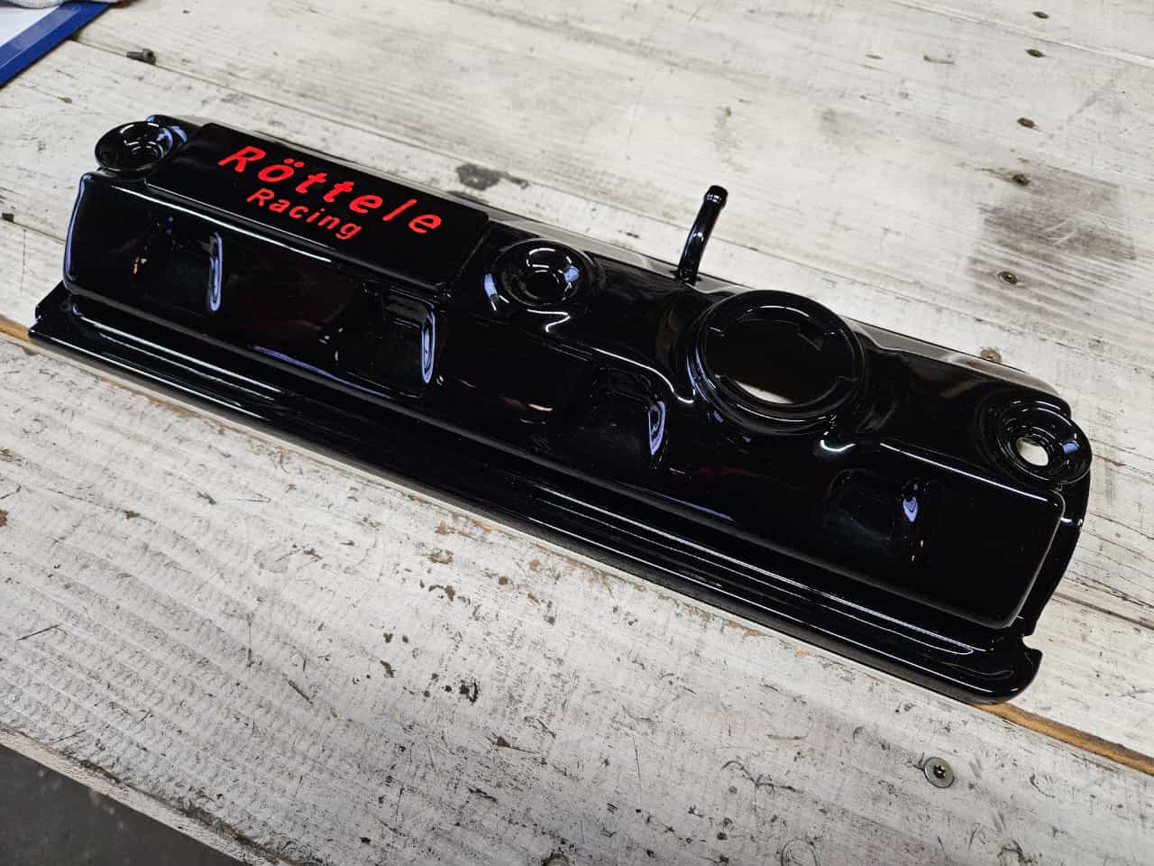 Ventildeckel Polo Hydrostößelmotor mit 3F Motor und unserem Logo in den Farben Blau, Rot und Gelb