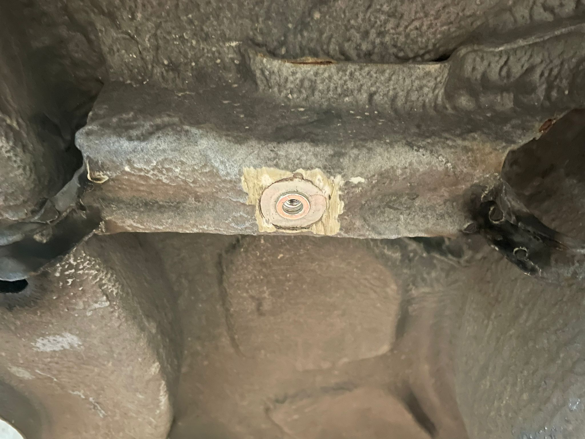 Auspuffhalterungsverstärkung an der Karosserie für Polo 86c und 2F ohne den Auspuffgummi Ohren