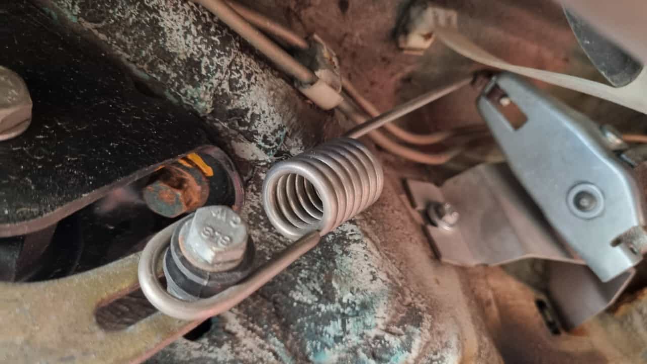 Die Bremskraftreglerfeder ohne Anbauteile,  Zugfeder Lastabhängigen für die Hinterachse Polo G40