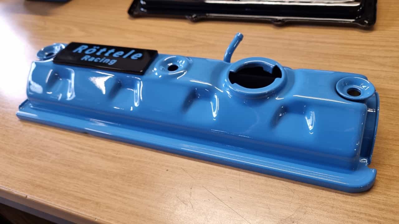 Ventildeckel Polo Hydrostößelmotor mit 3F Motor und unserem Logo in den Farben Blau, Rot und Gelb