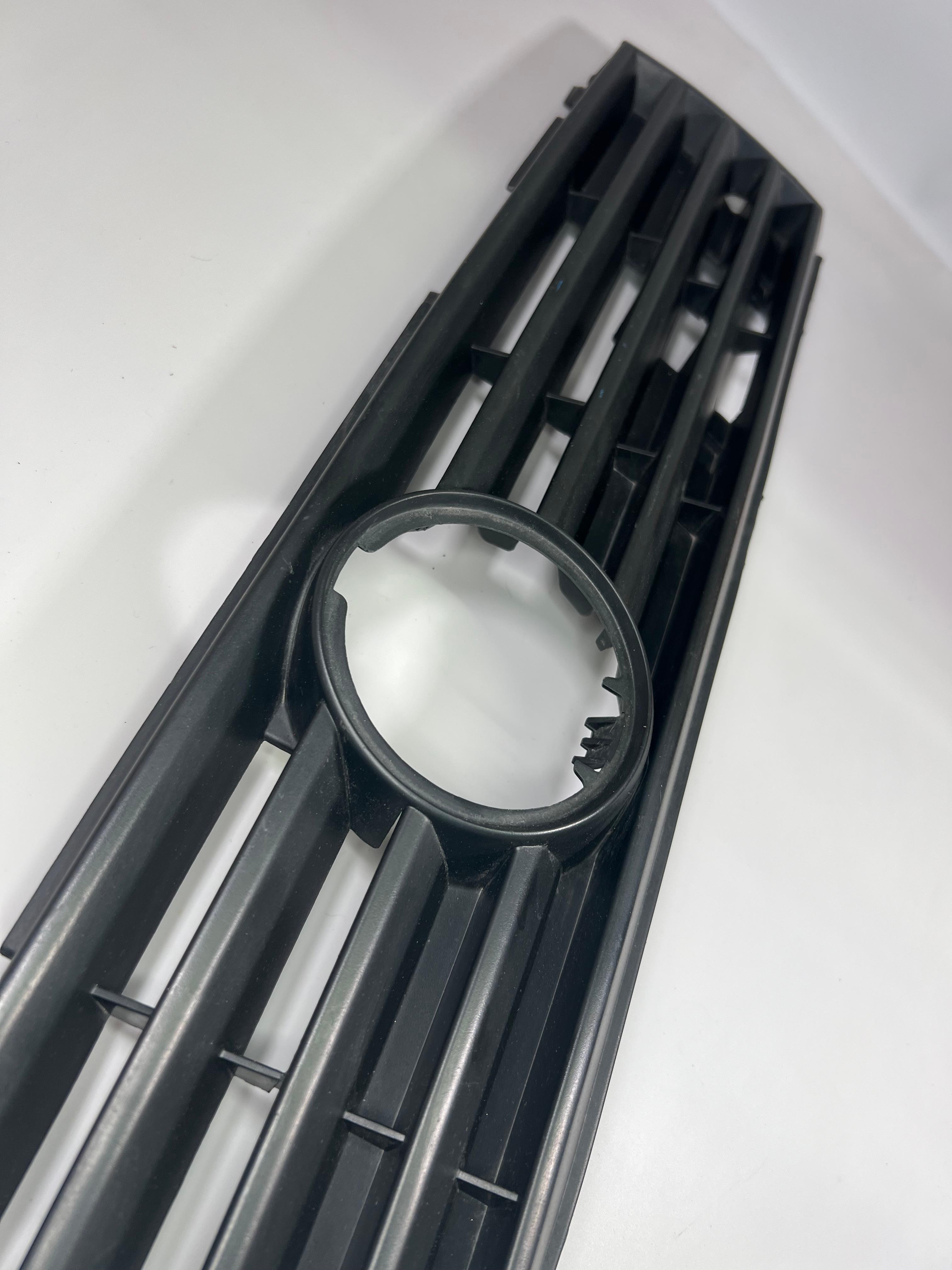 Kühlergrill Polo III G40 mit der original Teilenummer : 867 853 653 G
