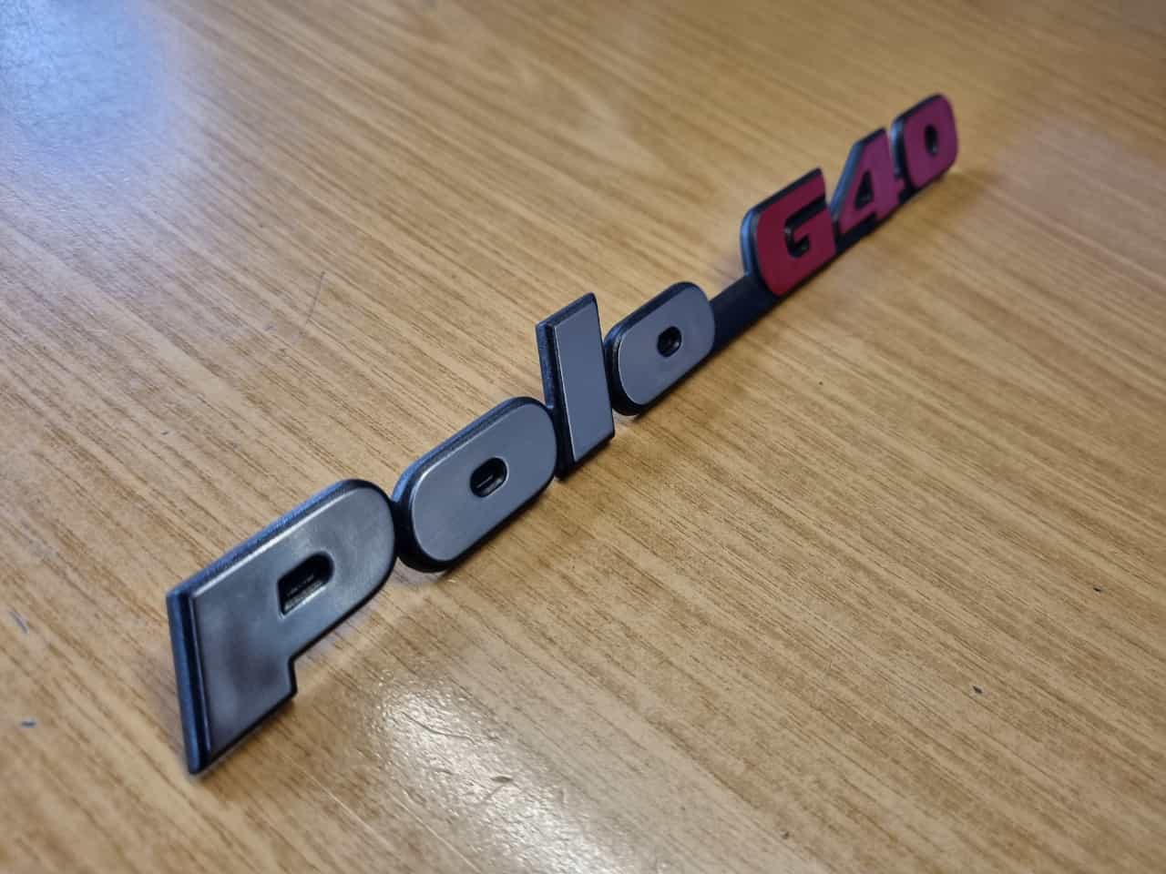 Hinterer Schriftzug Emblem für Polo G40 für VW Polo 2F mit der Teilenummer : 871 853 687 E