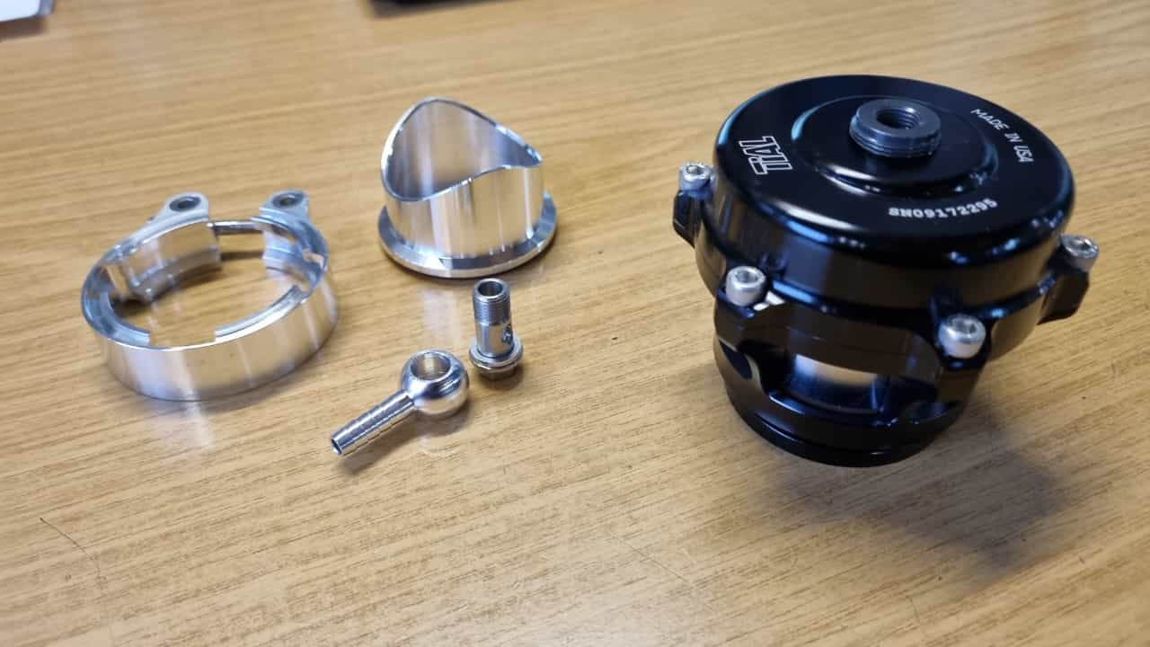 Blow Off Ventil von Tial offen in schwarz mit Aluminium Flansch