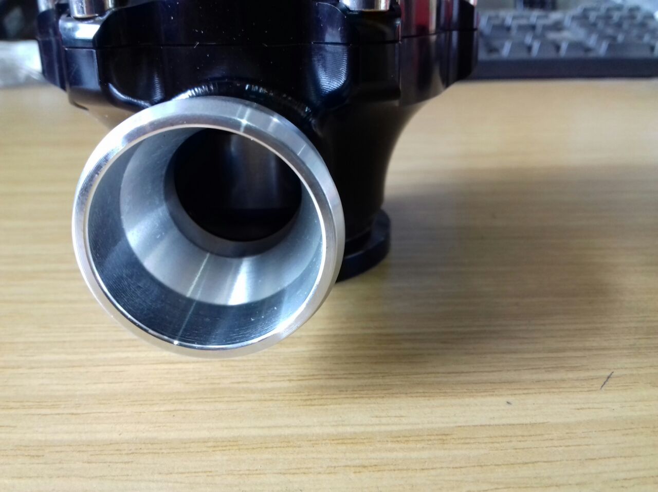 Blow Off Ventil von Tial geschlossen in schwarz mit Aluminium Flansch