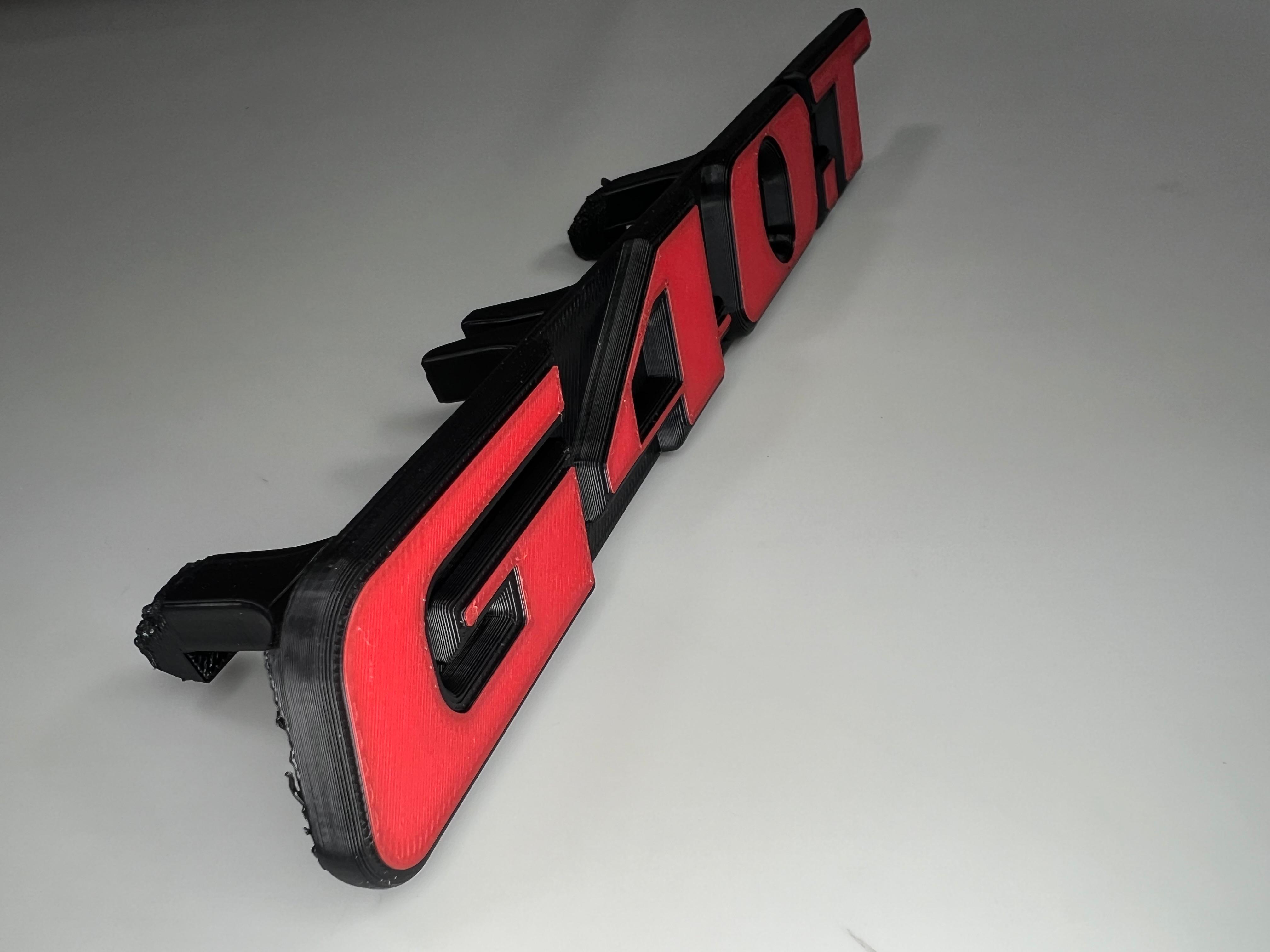 Emblem G40T in der Farbe Rot und Schwarz aus Kunststoff für den Kühlergrill