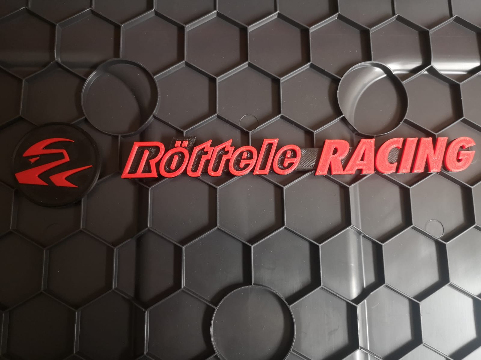 Emblem Röttele Racing mit Logo aus Kunststoff zum Kleben